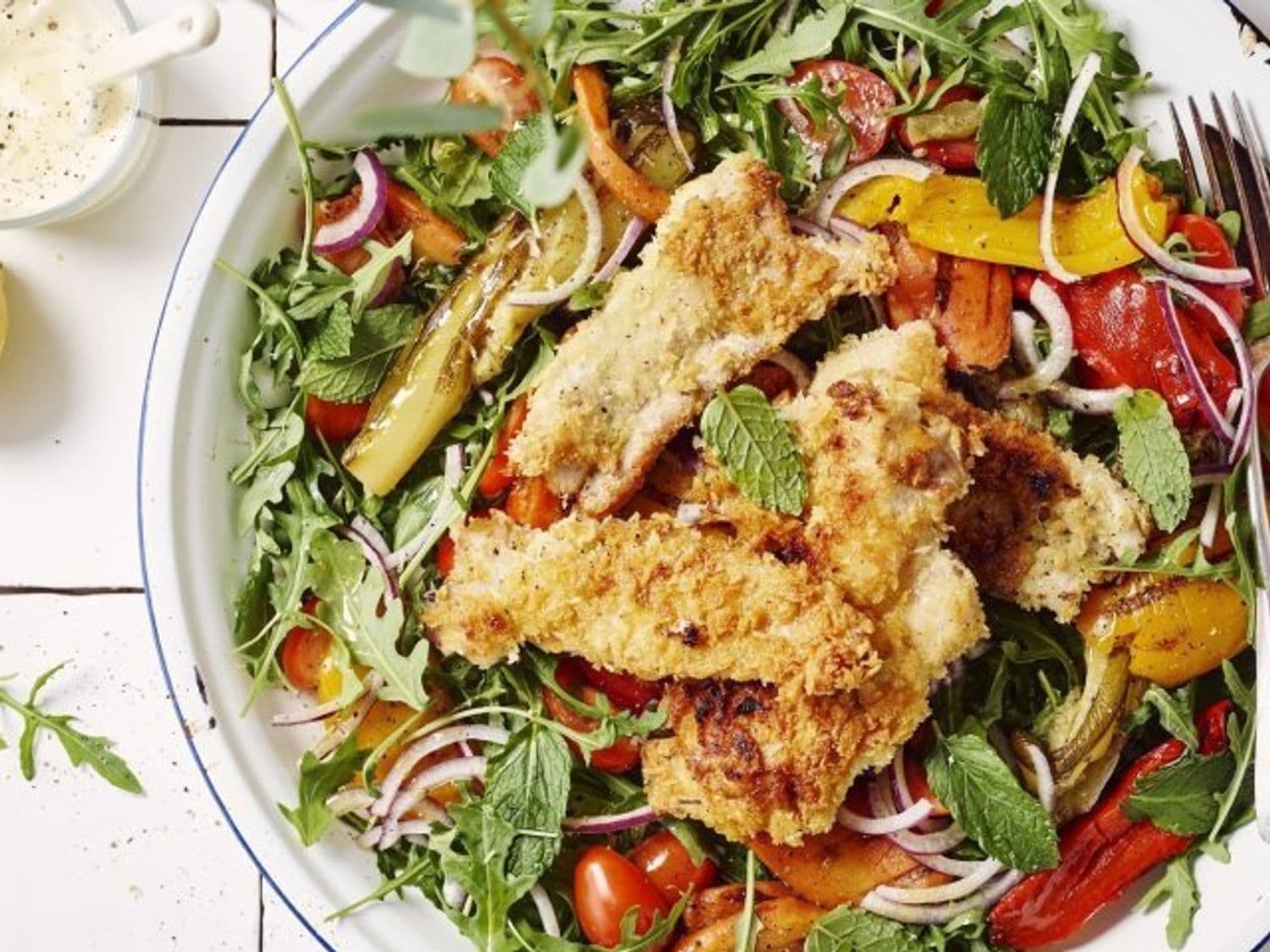 Salade met gegrilde groenten, krokant konijn en aïoli