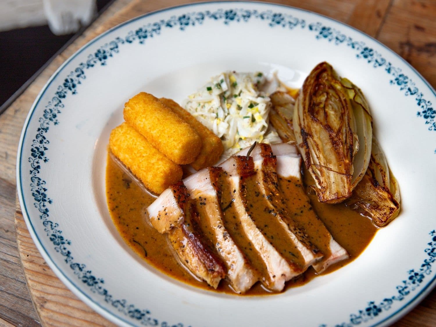 Kotelet met peperroomsaus, witloof en kroketten