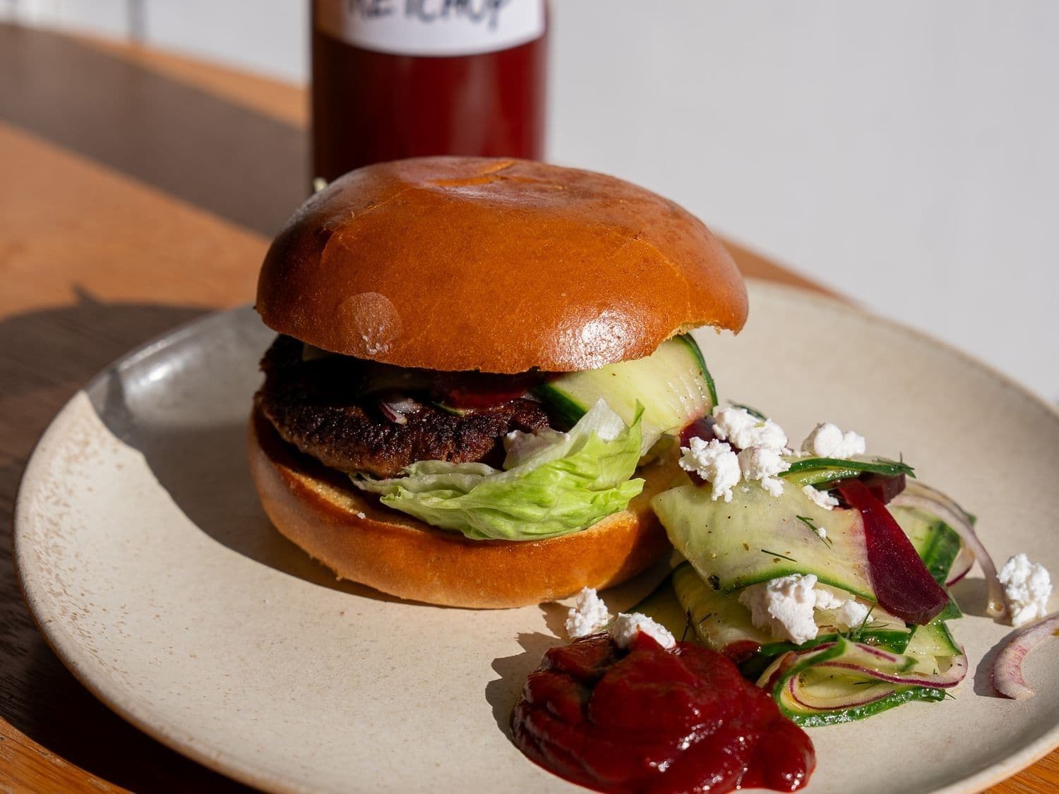 Bietburger met feta en ketchup van rode biet