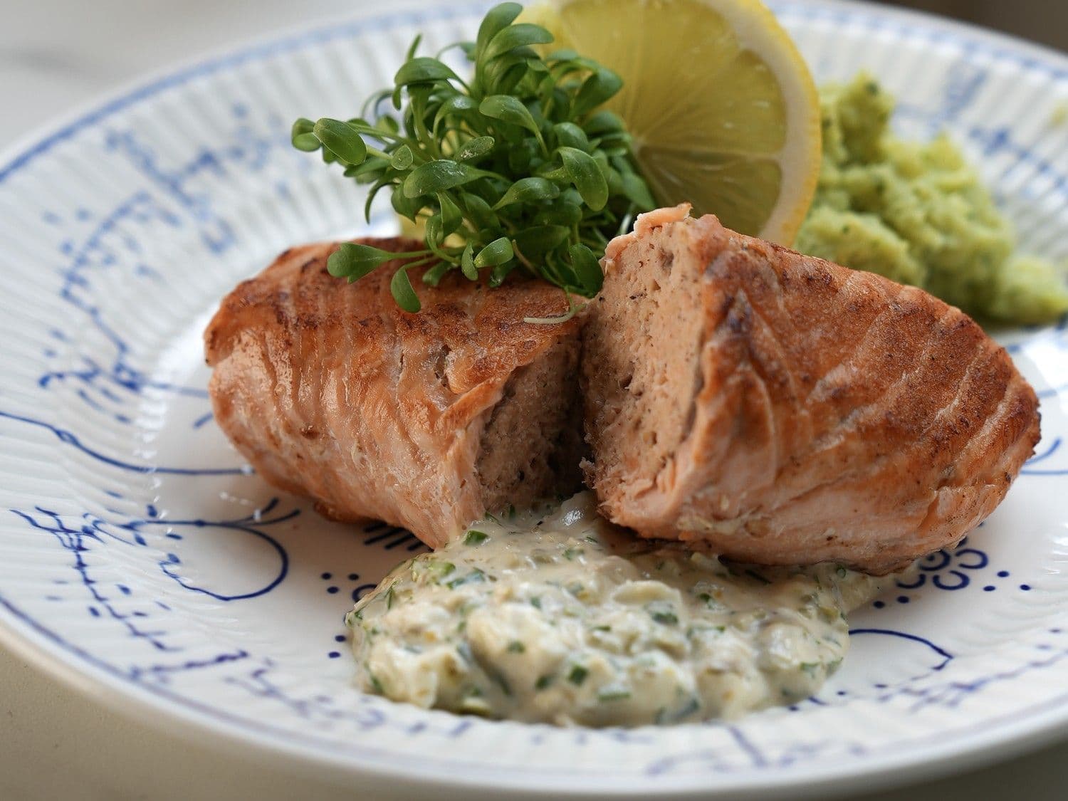Blinde vink van zalm met broccolipuree en tartaarsaus