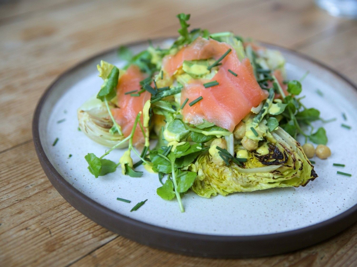 Salade met gegrilde kropslaharten, venkel, gerookte zalm en currydressing