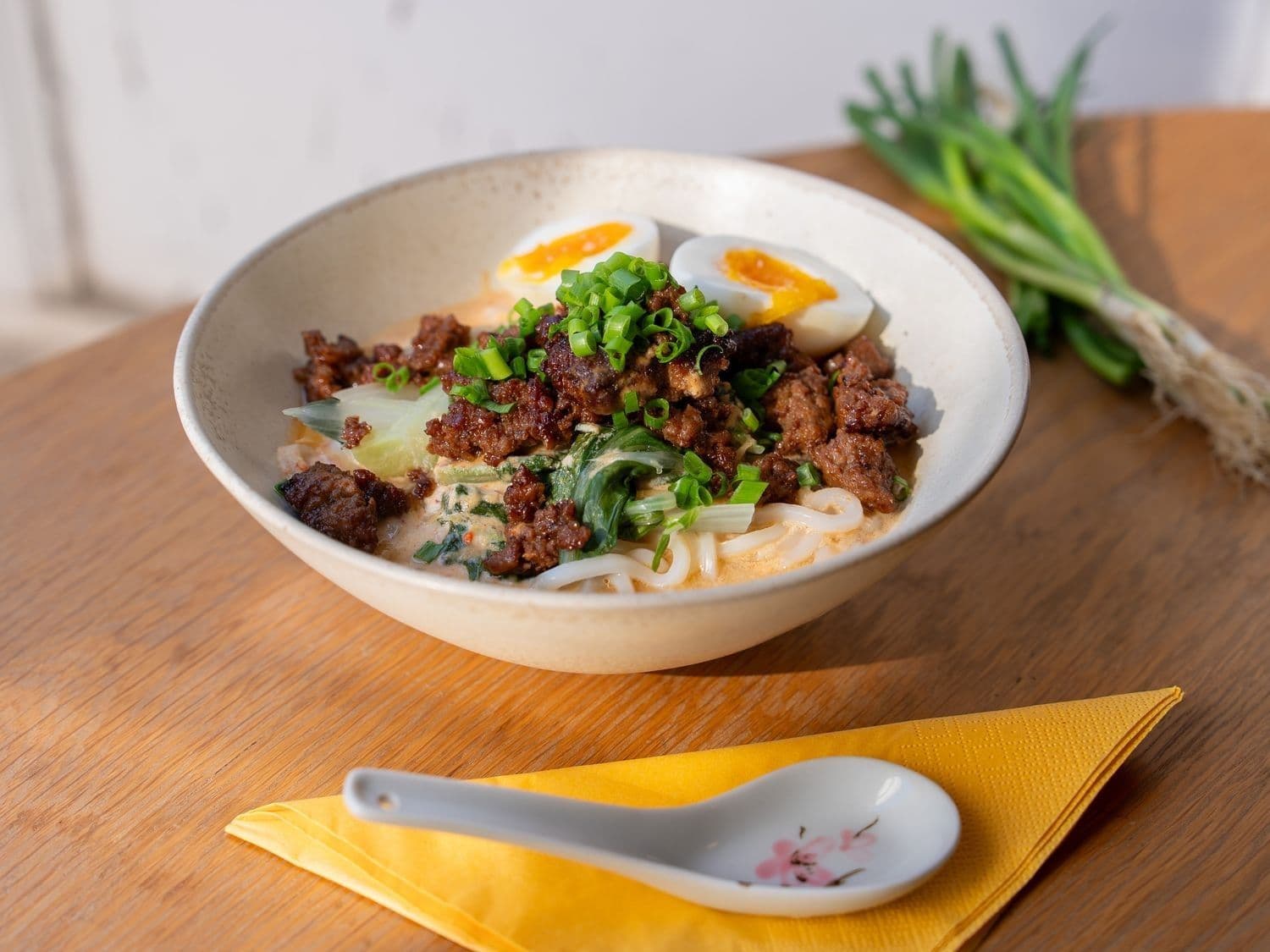 Udon noedels met paksoi, gehakt en misobouillon