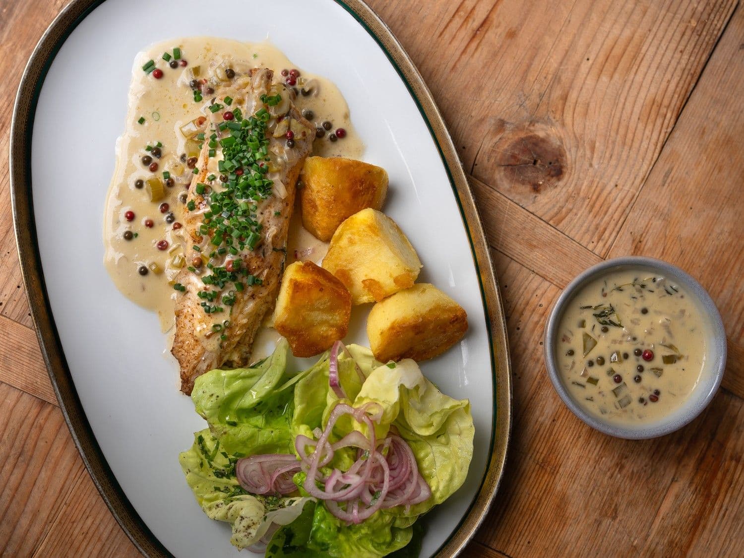 Zeeduivel au poivre met gebakken aardappelen en kropsla