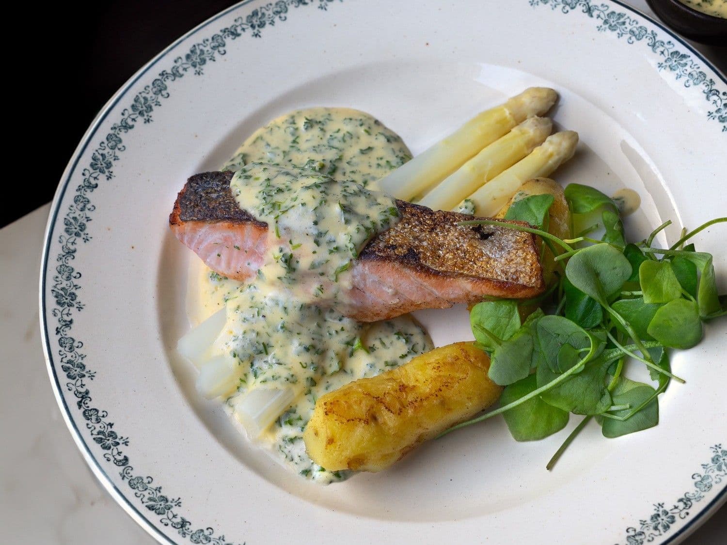 Zalm bearnaise met asperges en aardappelen