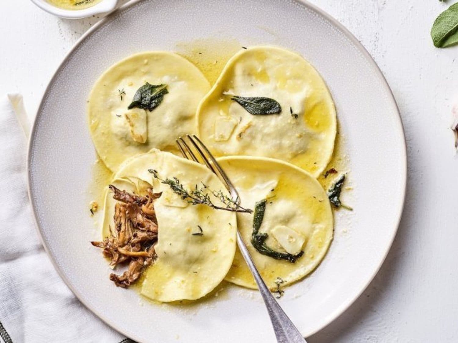 Gevulde ravioli van konijn met saliebotersaus