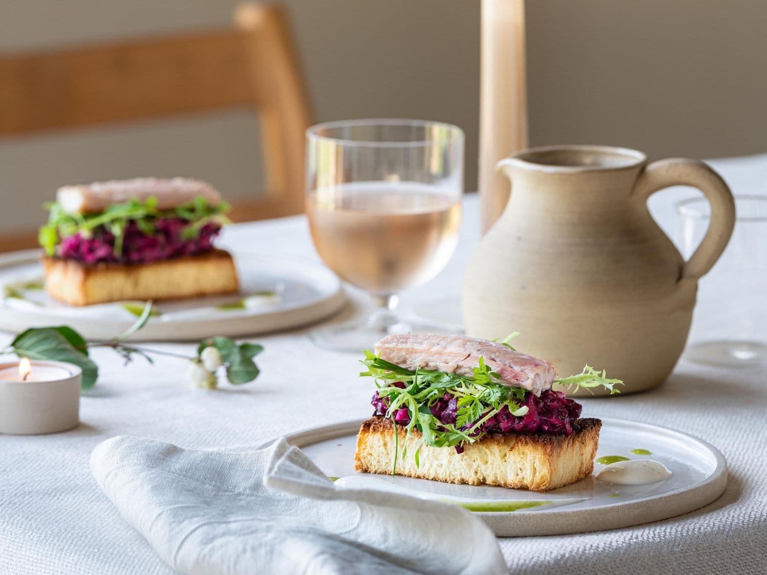 Gerookte paling met tartaar van rode biet, brioche en kruidensla