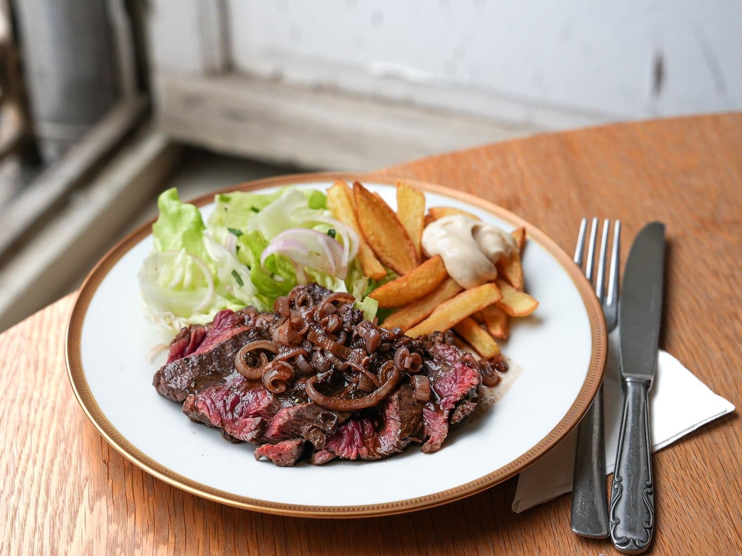 Onglet à l'échalote met frietjes en kropsla