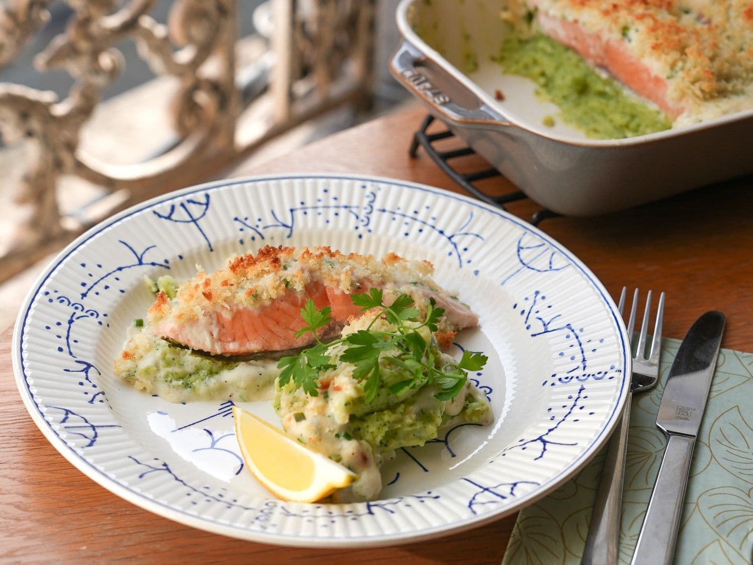 Ovenschotel met zalm, geitenkaas en broccolipuree