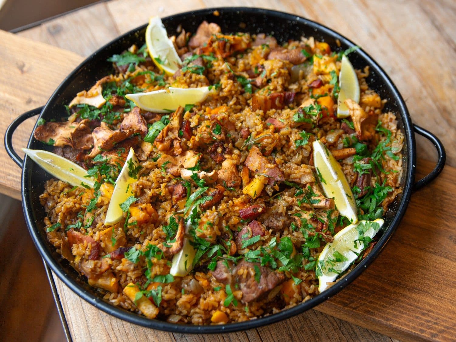 Paella met varkensvlees, gerookt spek en boschampignons