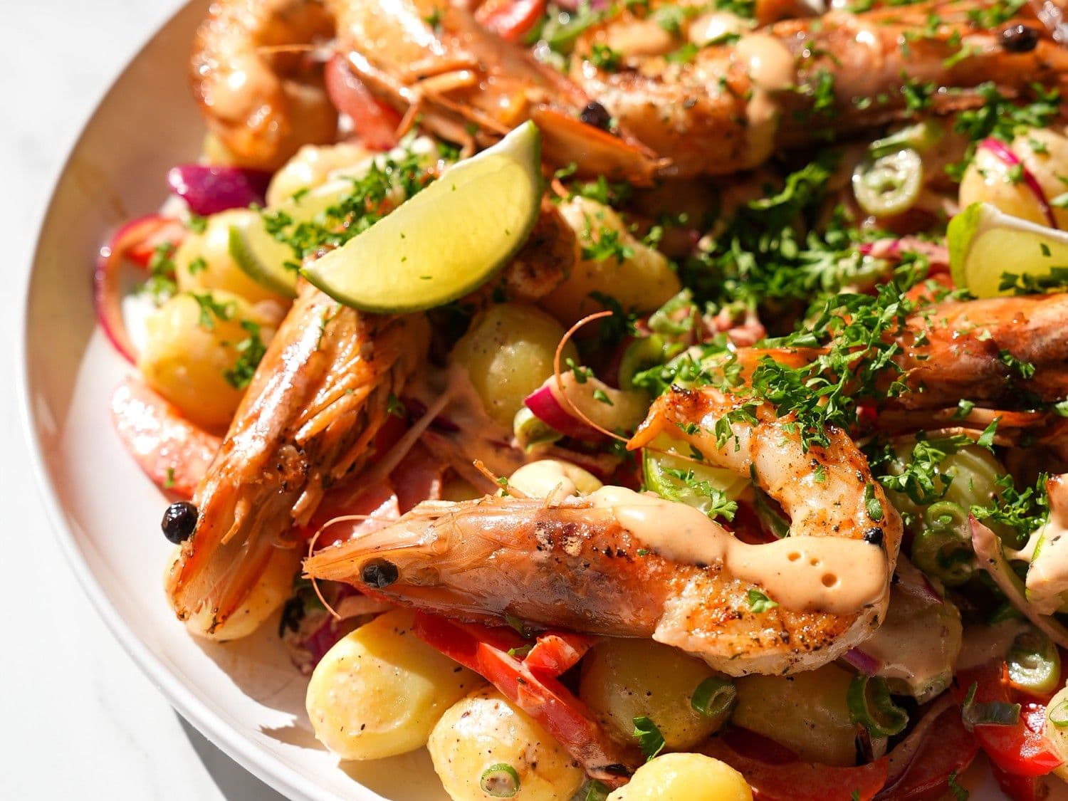 Gamba's à la plancha, lauwe aardappelsalade met geroosterde paprika, ui en een aïoli-dressing