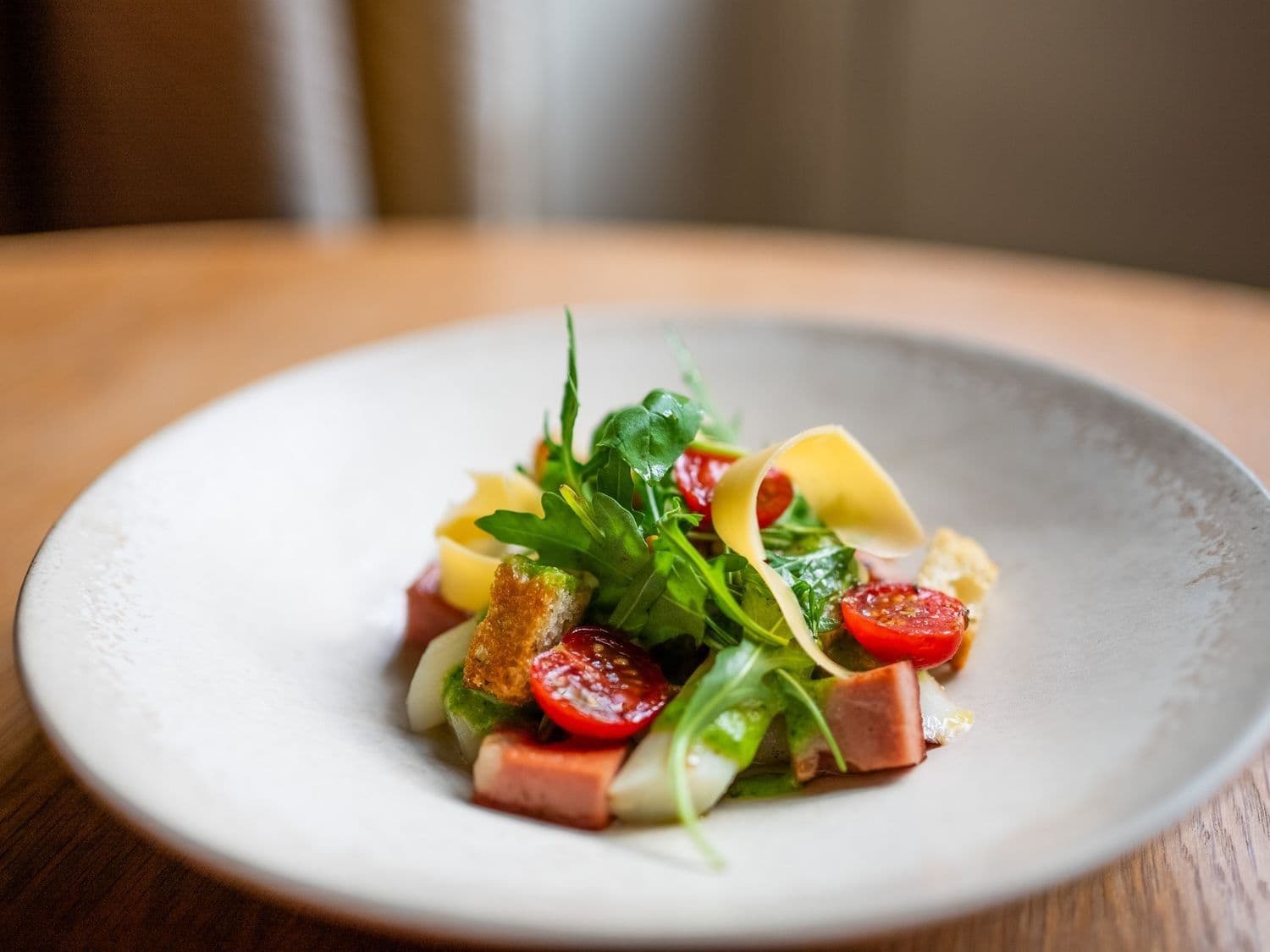 Salade met gegrilde asperges, tomaat, mortadella en pesto met Flandrien
