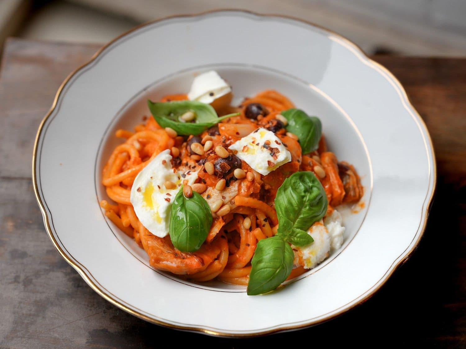Bucatini met tomaat, basilicum en mozzarella