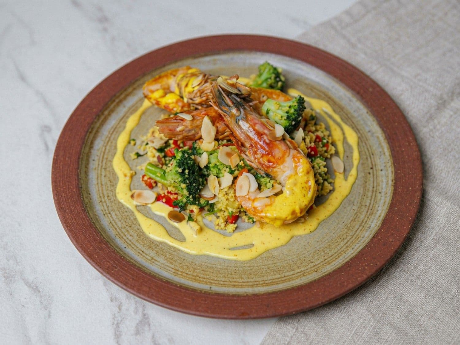 Couscoussalade met gebakken gamba's en saffraandressing