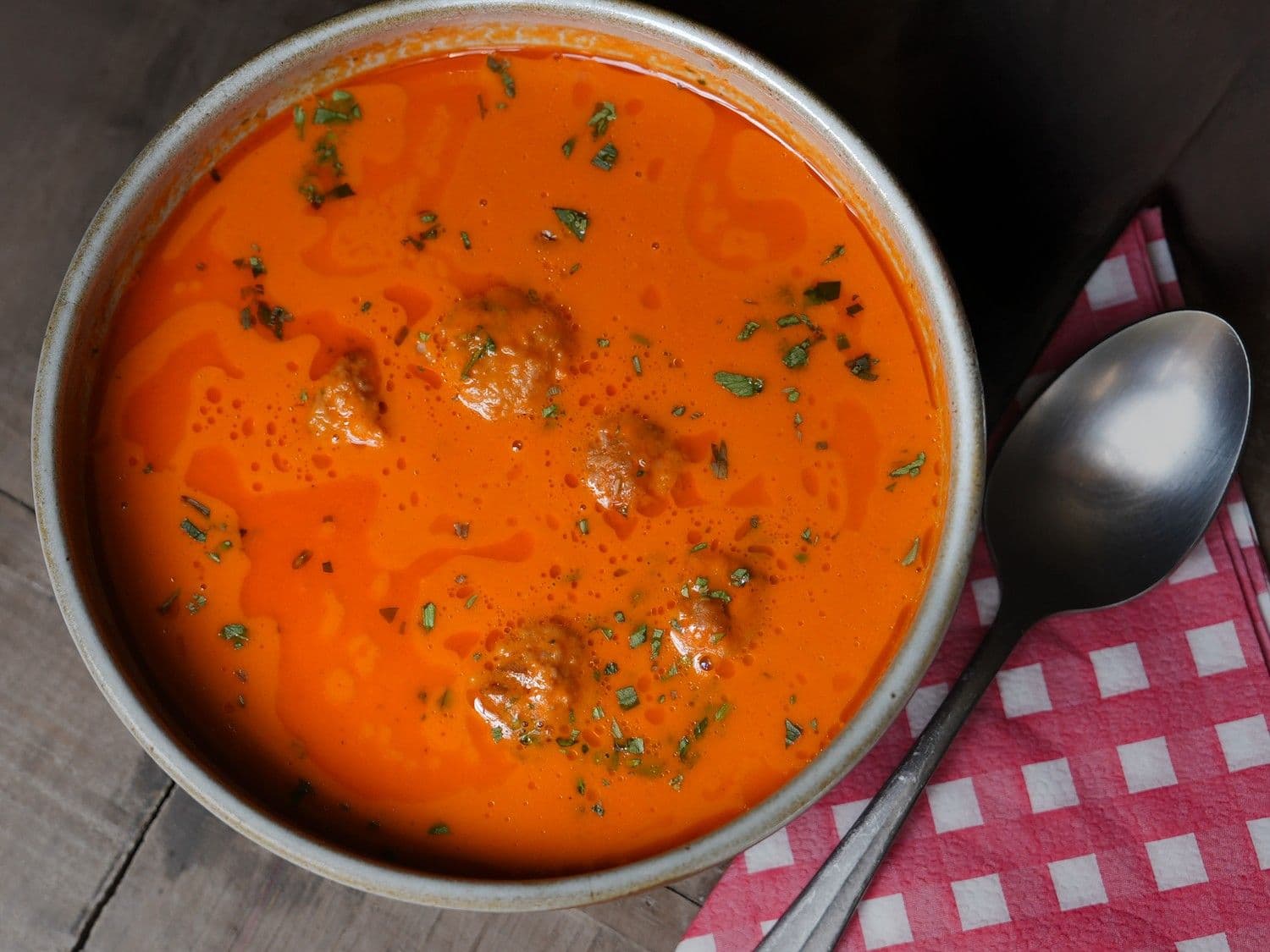 Paprikaroomsoep met kruidenkaas, chorizoballetjes en fregola sarda