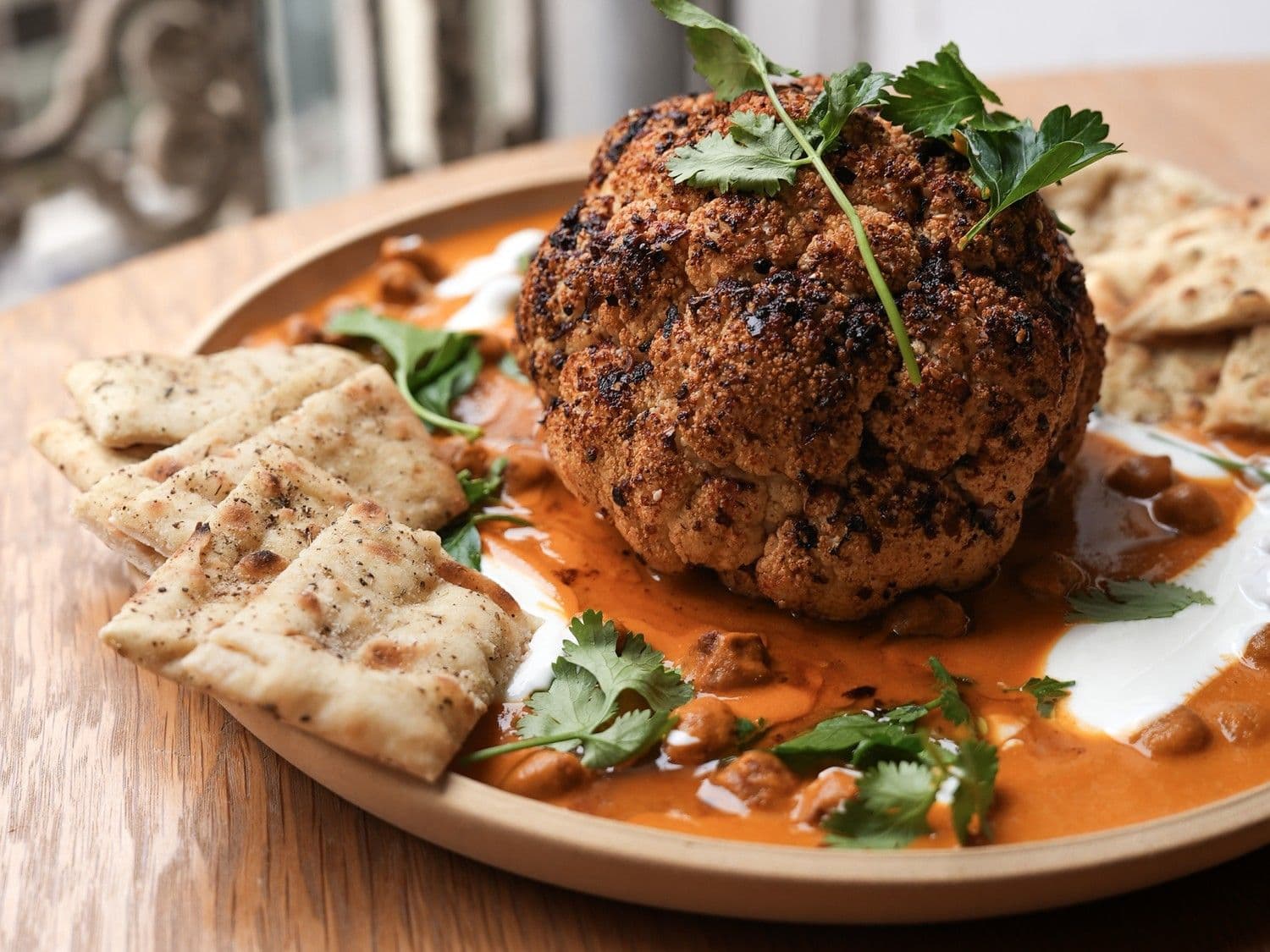 Geroosterde bloemkool, currysaus met zoete aardappel en kikkererwten en flatbread