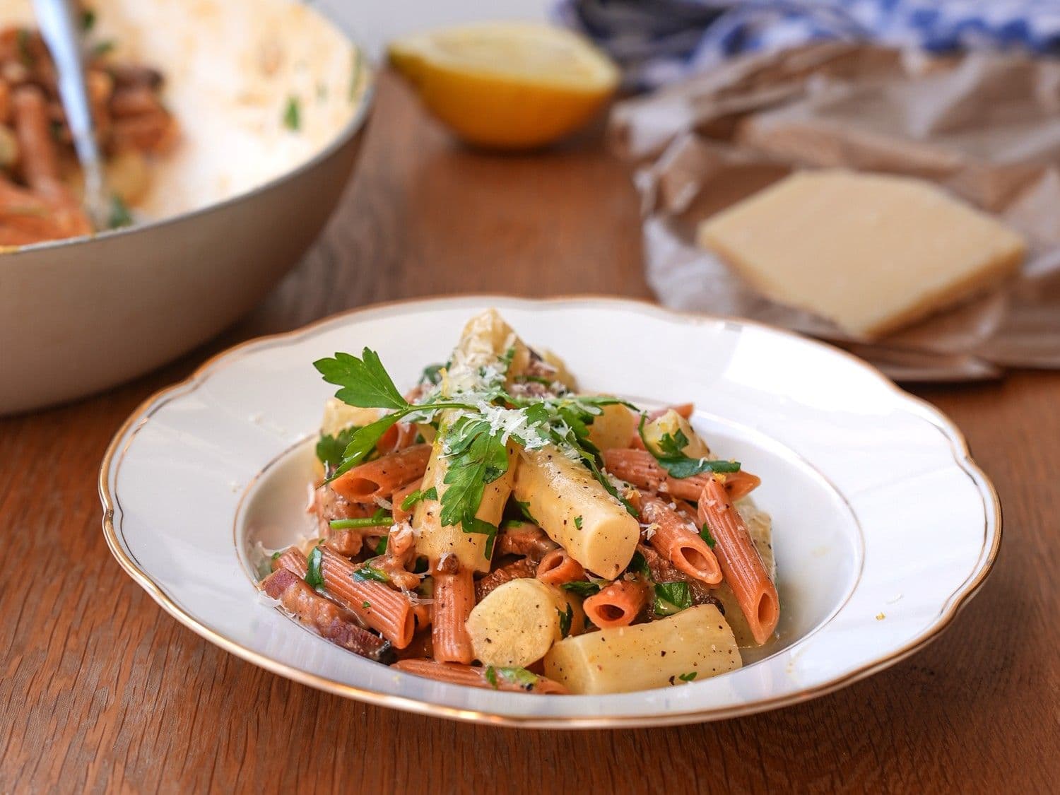 Pasta carbonara met schorseneren en linzenpenne
