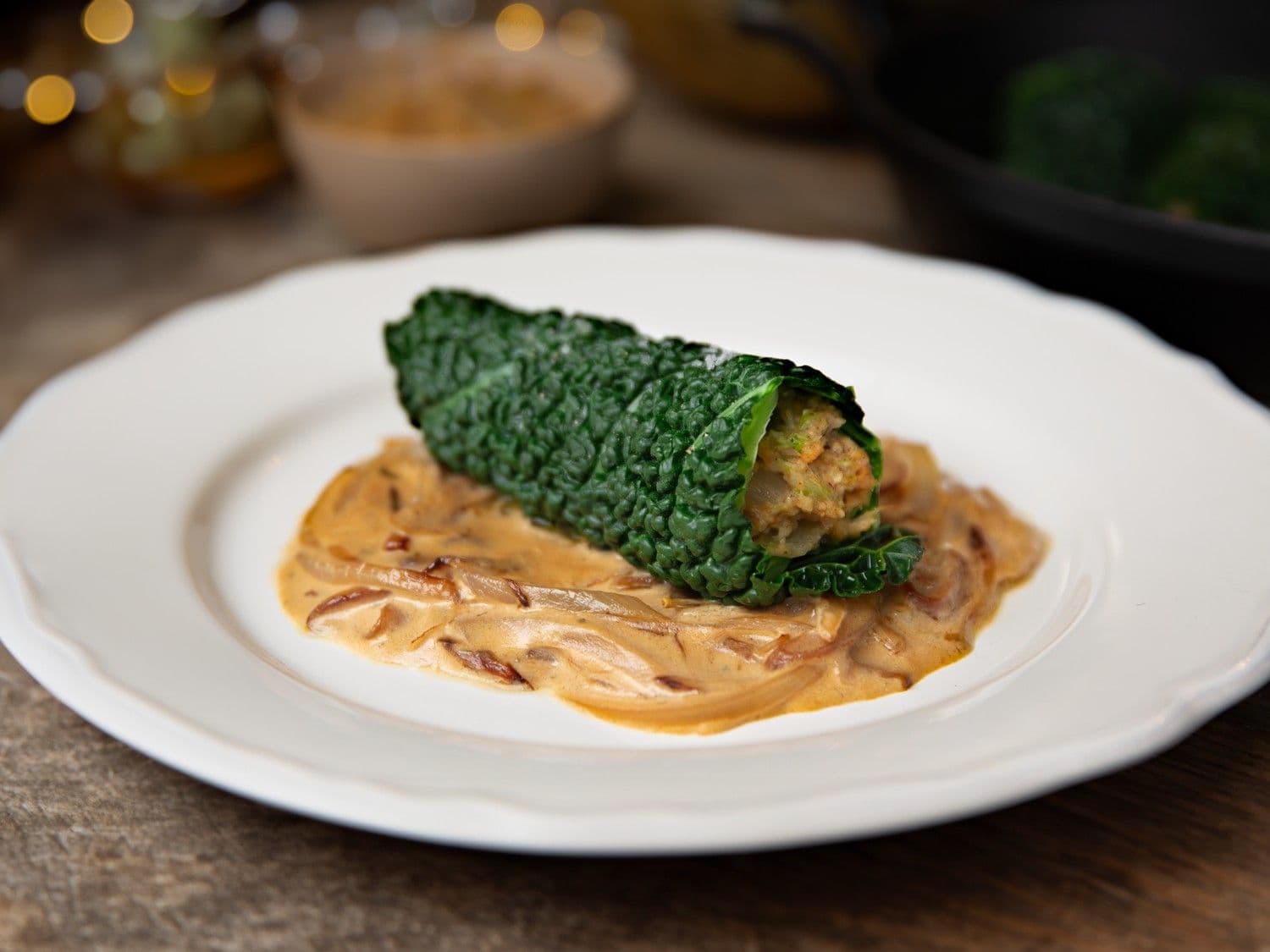 Cannelloni van savooikool met zoete aardappel en uiensaus met kruidenkaas