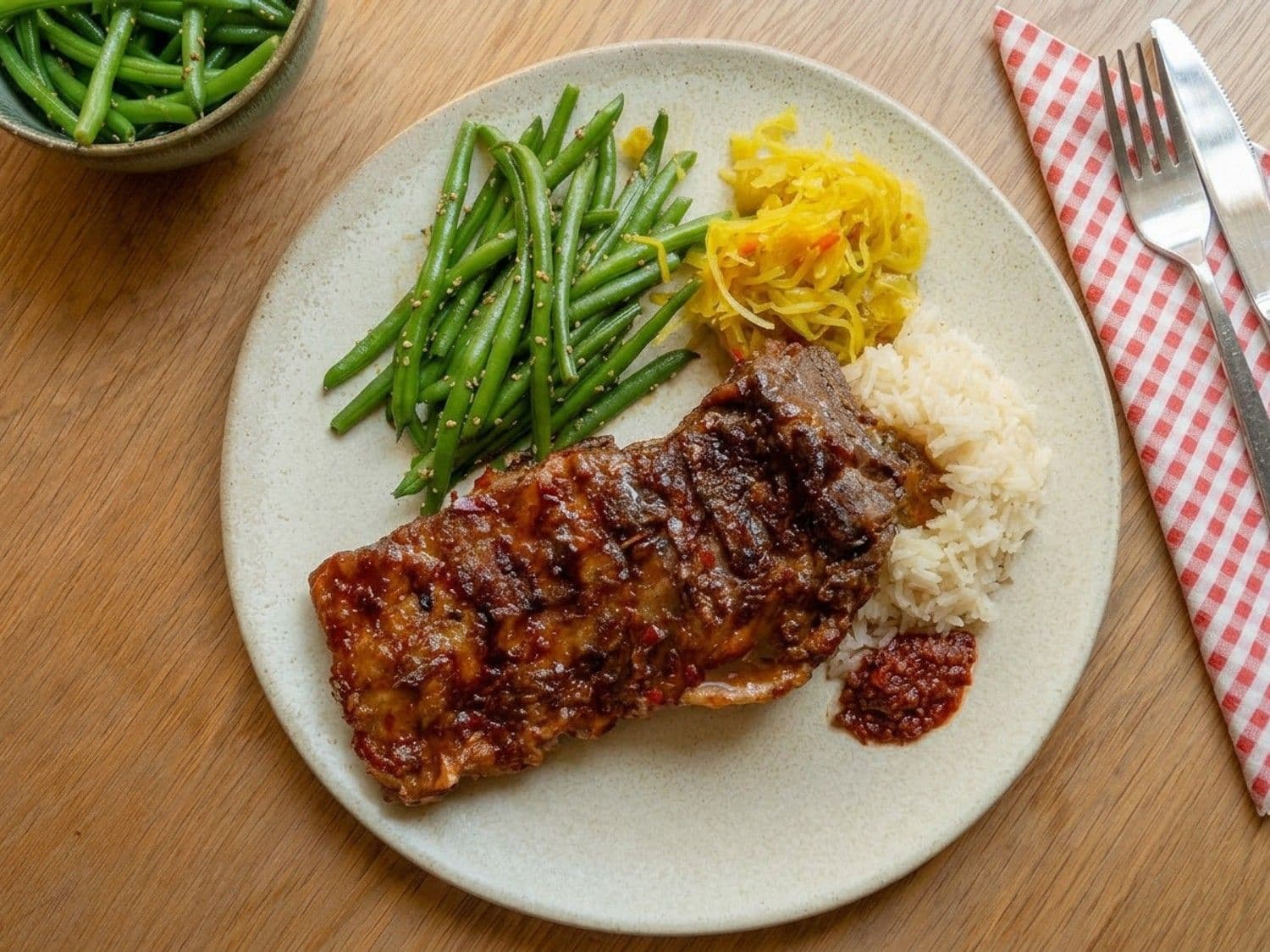 Iga Bakar met rijst, boontjes en atjar