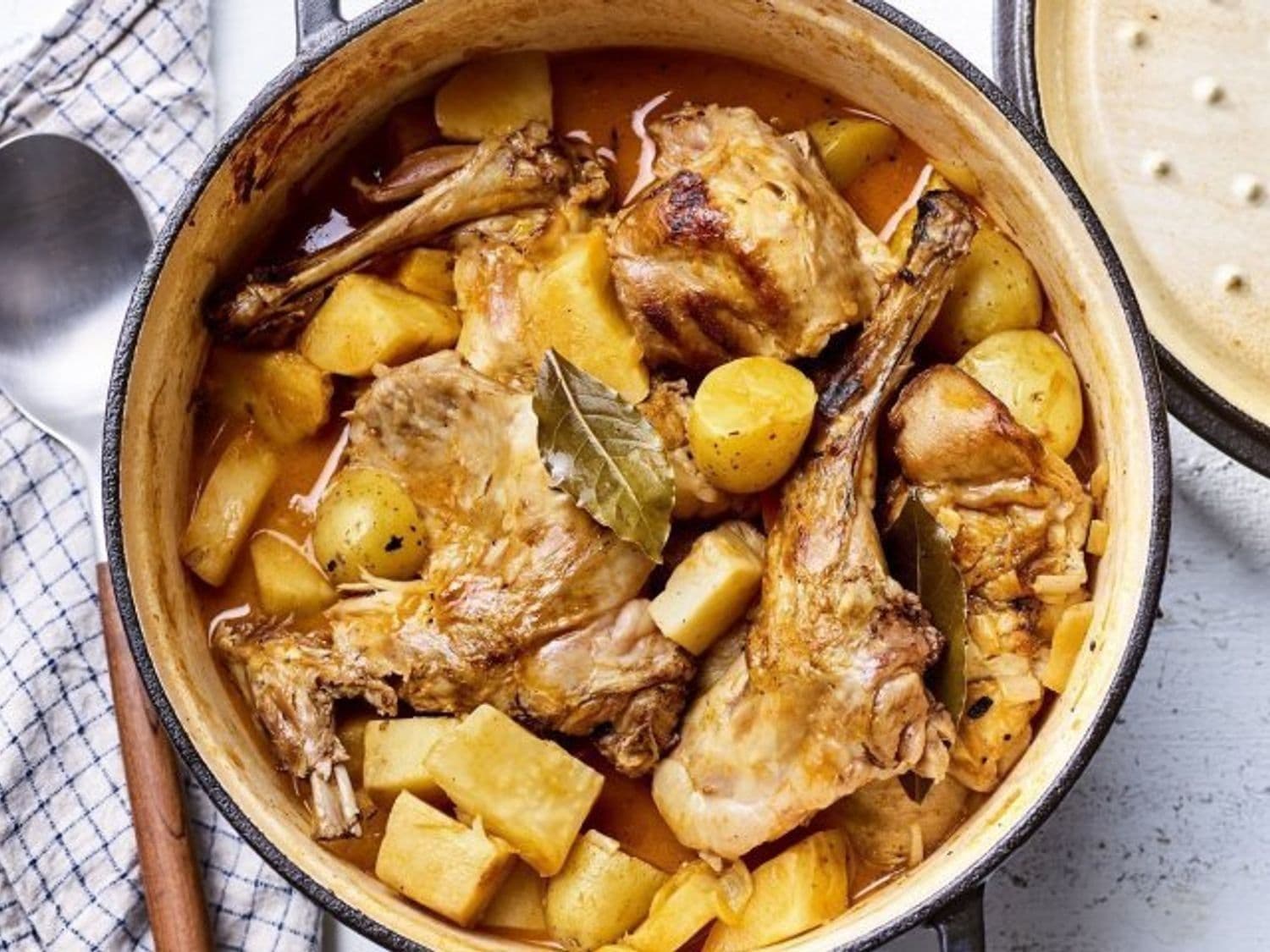 Konijnenragout met knolselder, pastinaak en aardappel