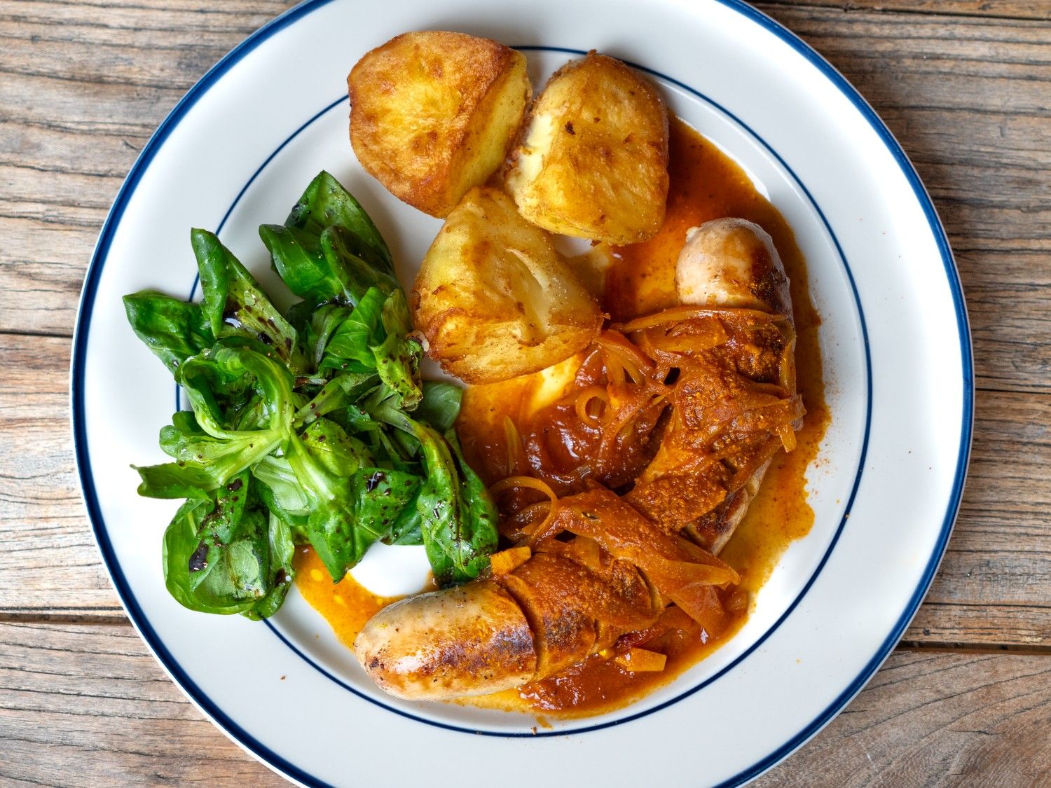 Witte pens met tomatensaus met curry en gebakken aardappelen