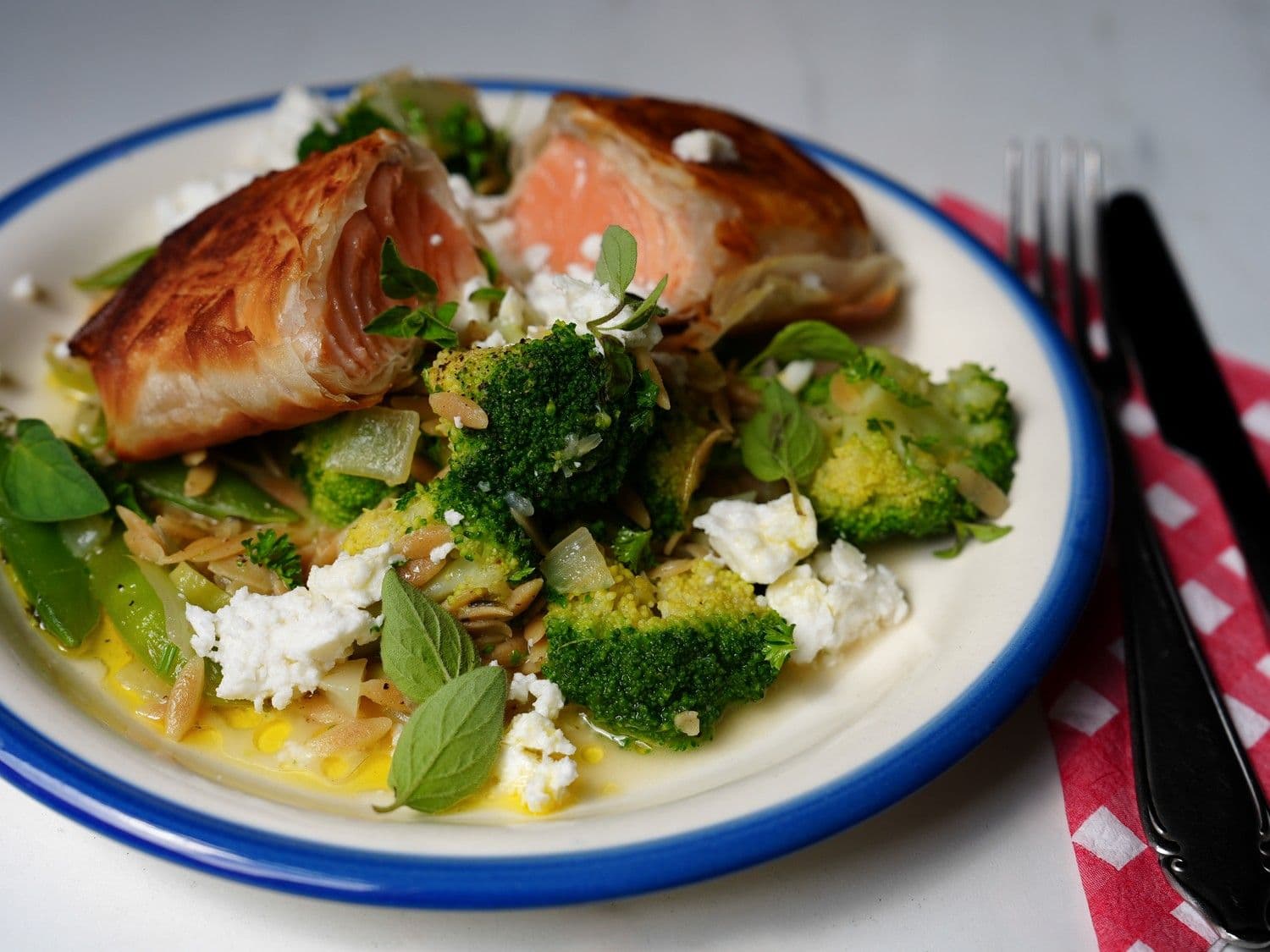 Zalm in filodeeg met risotto van orzo en broccoli