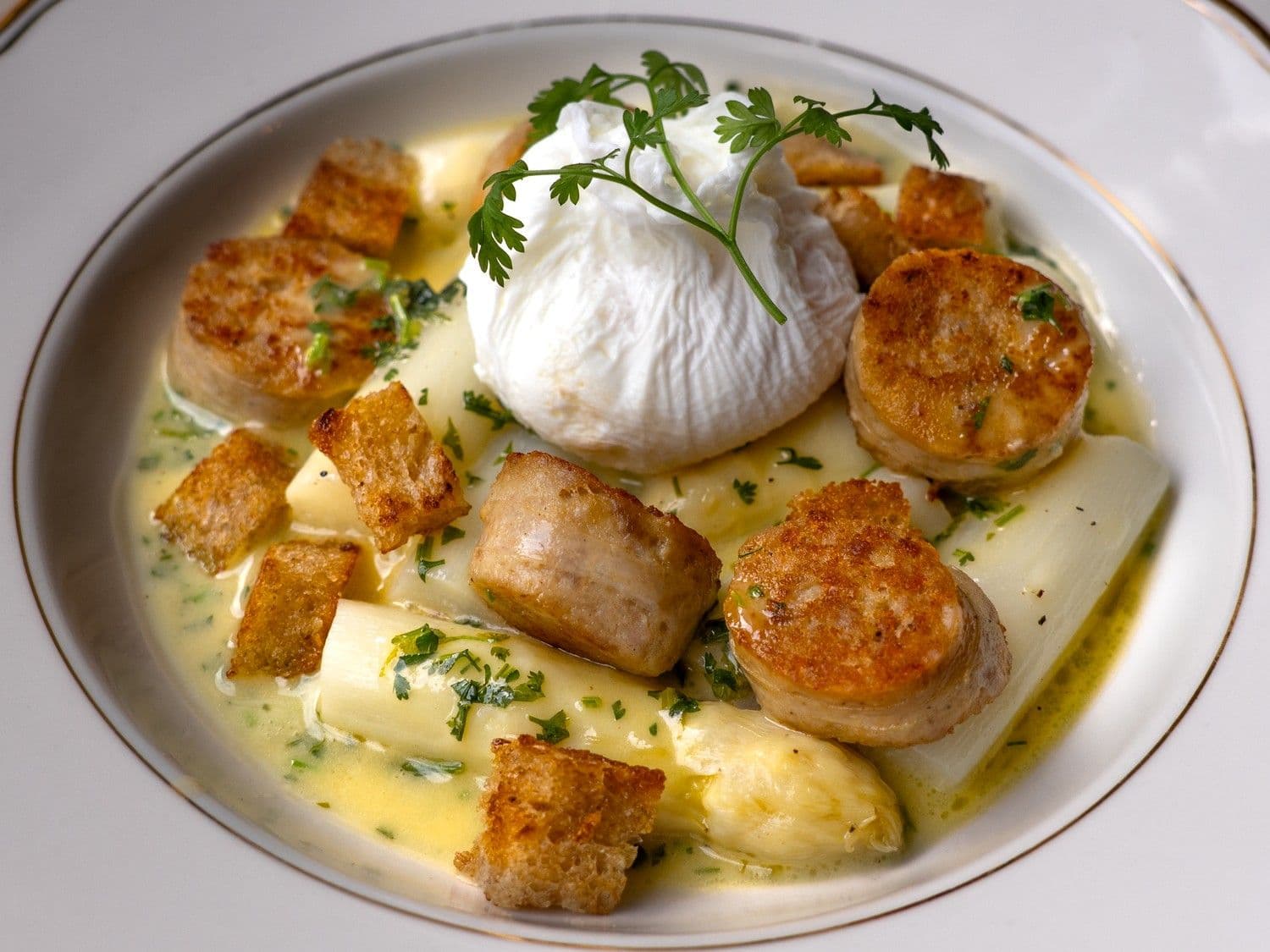 Stoofpotje van asperges en witte pens met beurre blanc van kervel