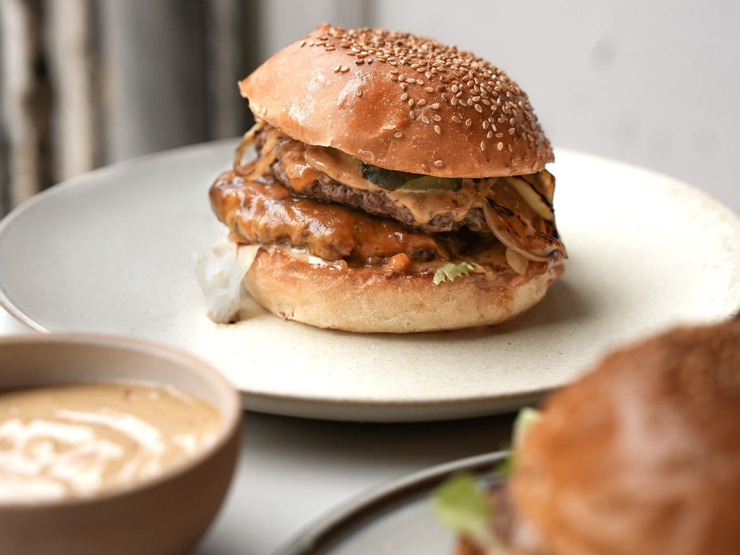 Smashed cheeseburgers met baconnaise