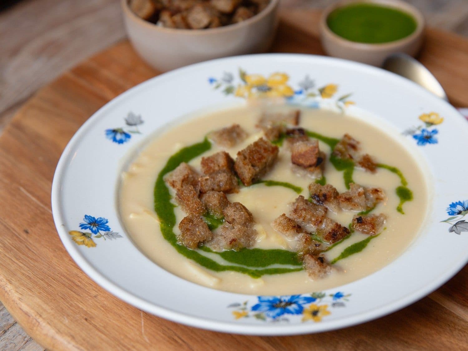Pastinaaksoep met lavasolie en broodcroutons