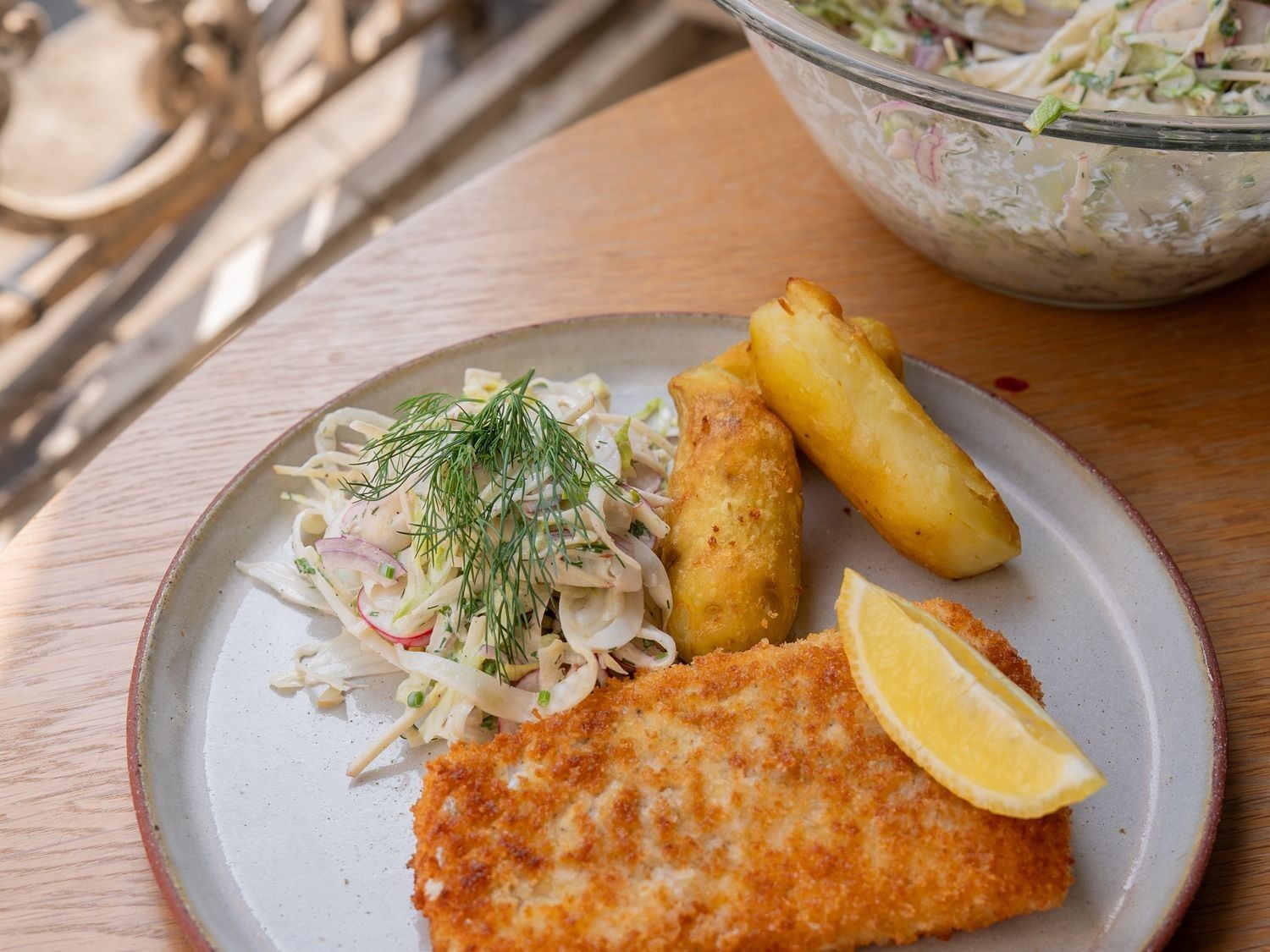 Schelvisschnitzel met venkelcoleslaw en vastkookaardappelen