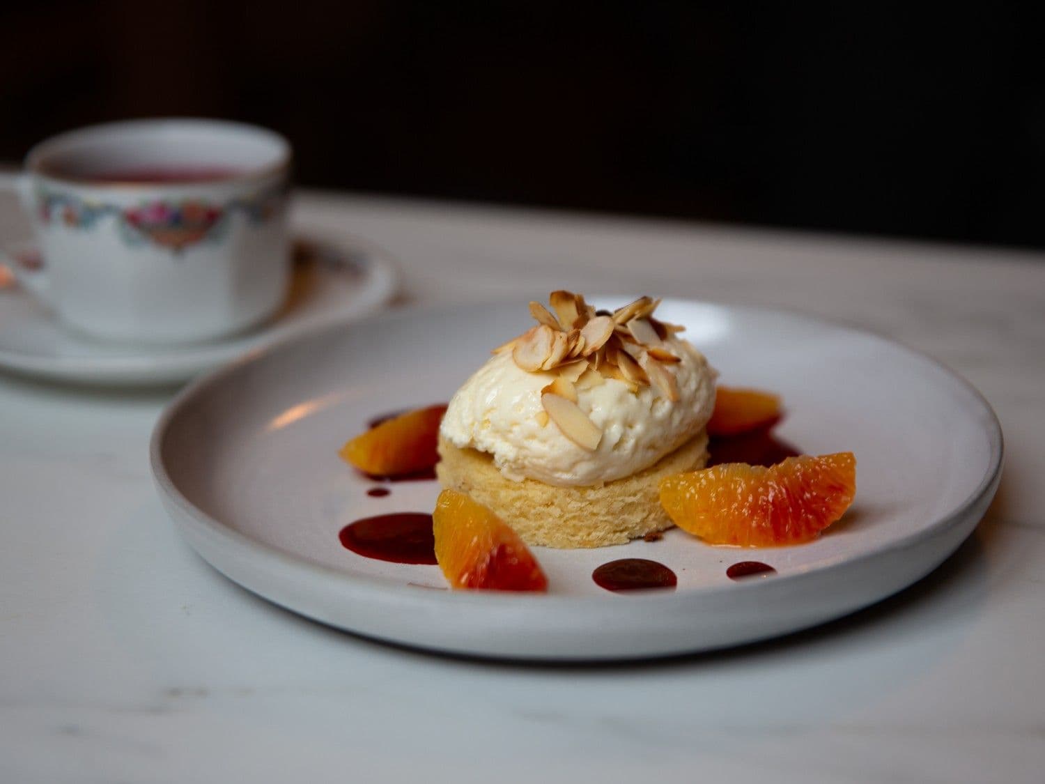Amandelbiscuit met witte chocolademousse, bloedappelsien en siroop van hibiscus