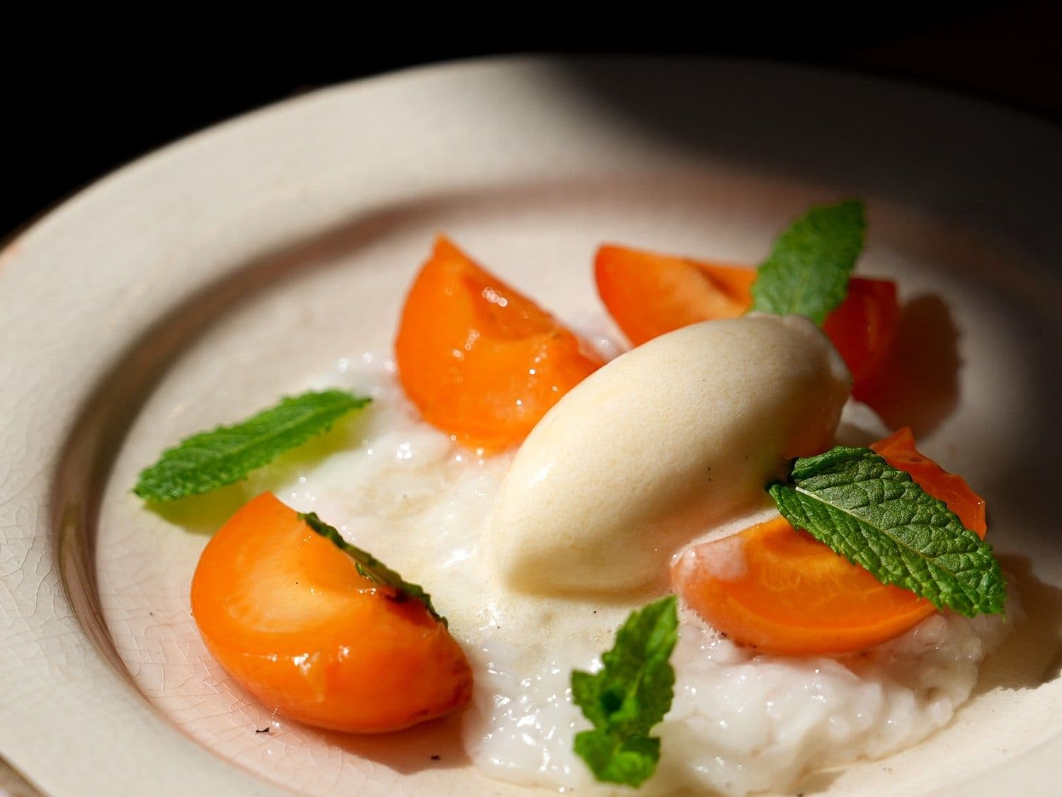 Gepocheerde abrikozen met sticky rice en een sorbet van abrikoos en limoenblad