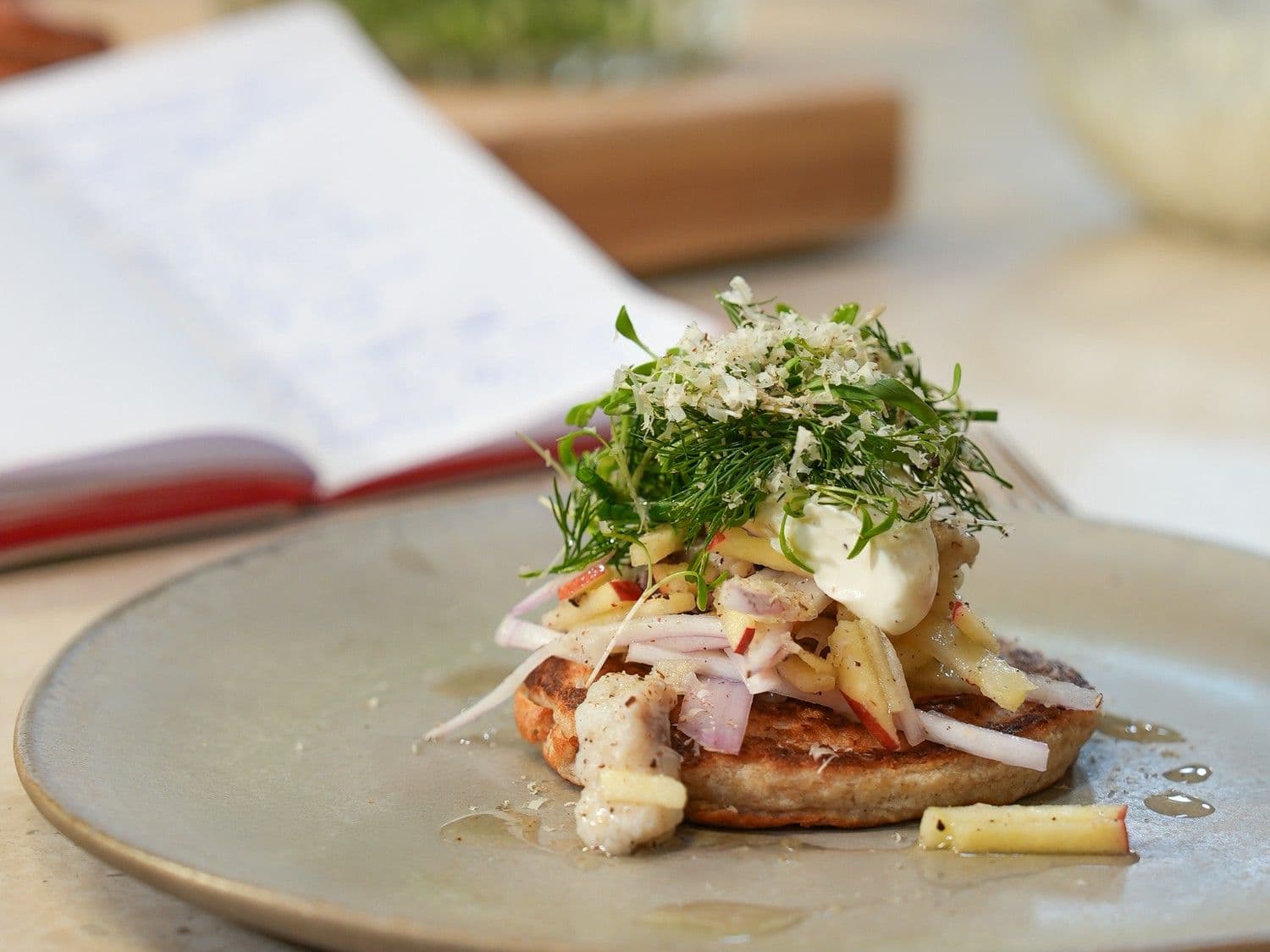 Haringsalade met appel, haverblini's en zure room