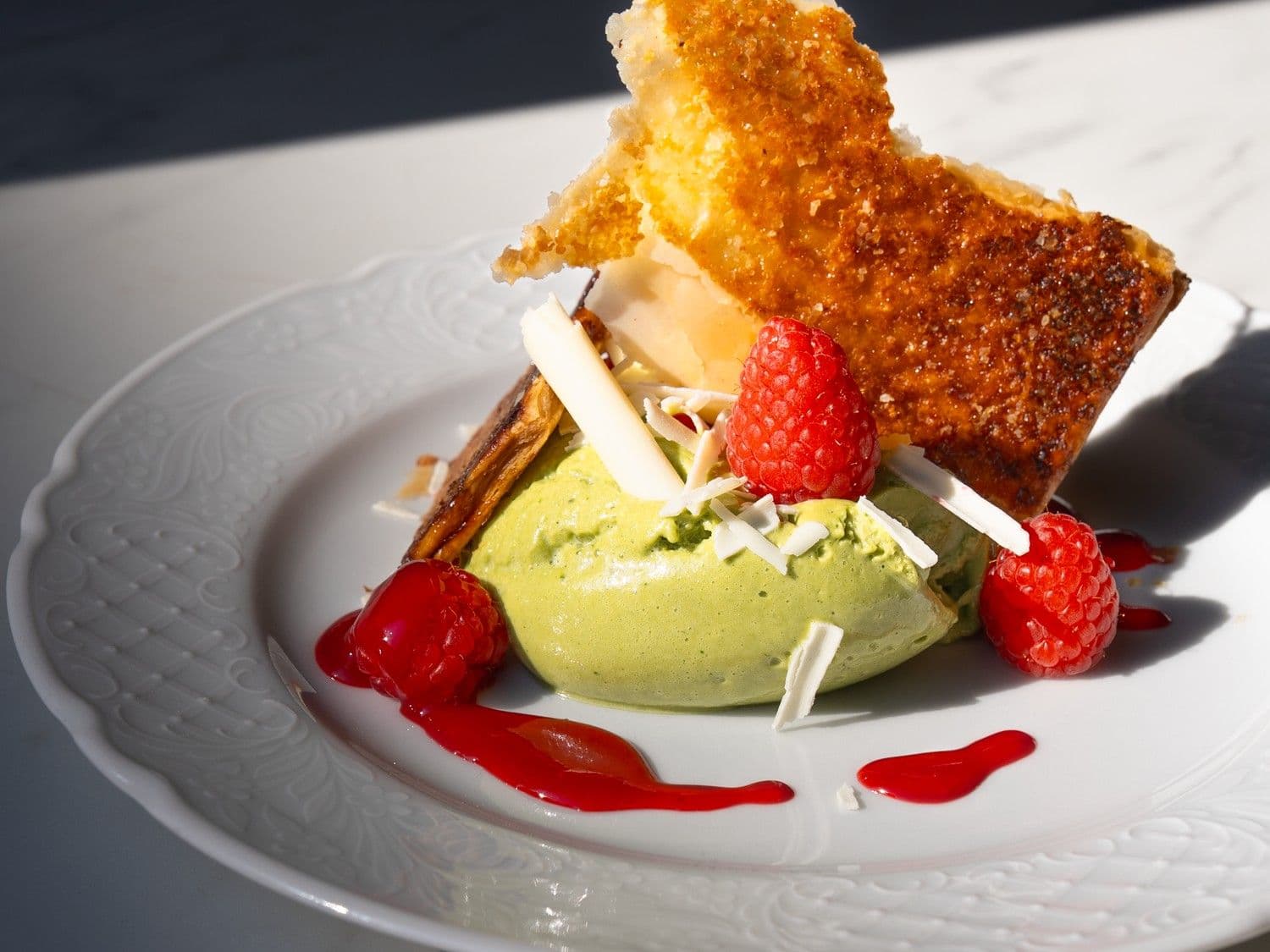 Matchamousse met witte chocolade, bladerdeeg en frambozen