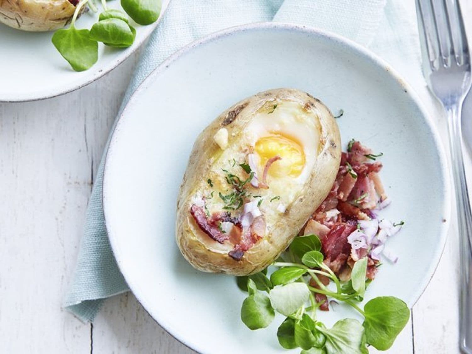 Gevulde aardappel in de schil met ei, kaas en spekjes