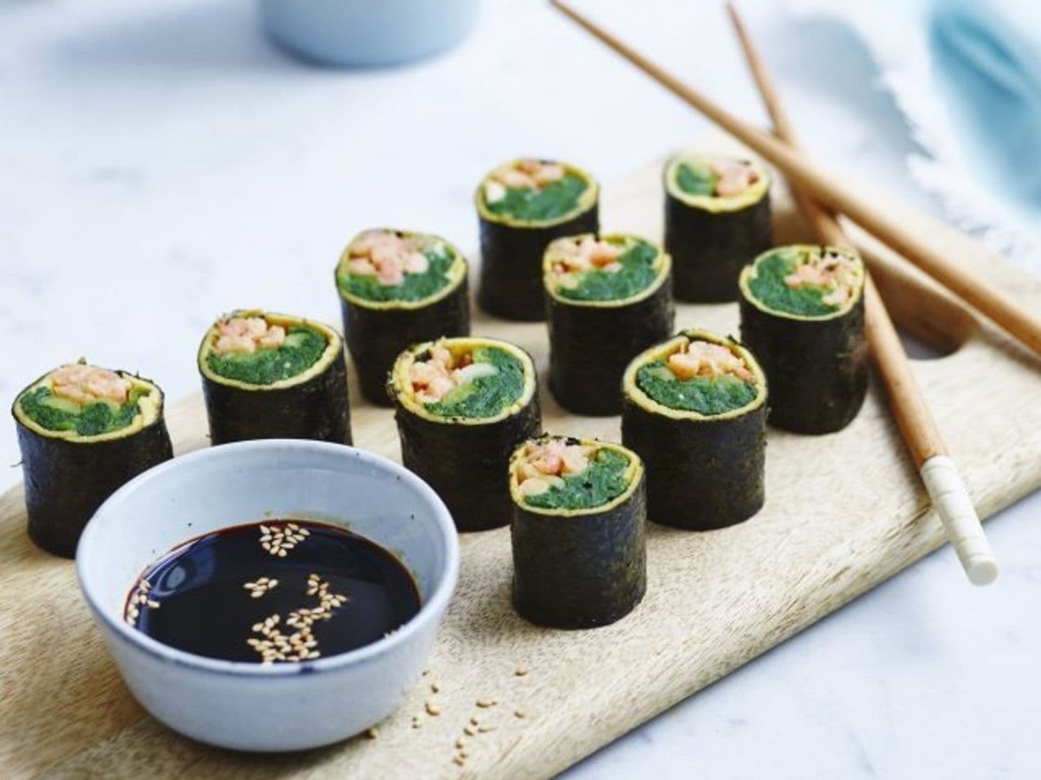 Sushi met garnalen en omelet