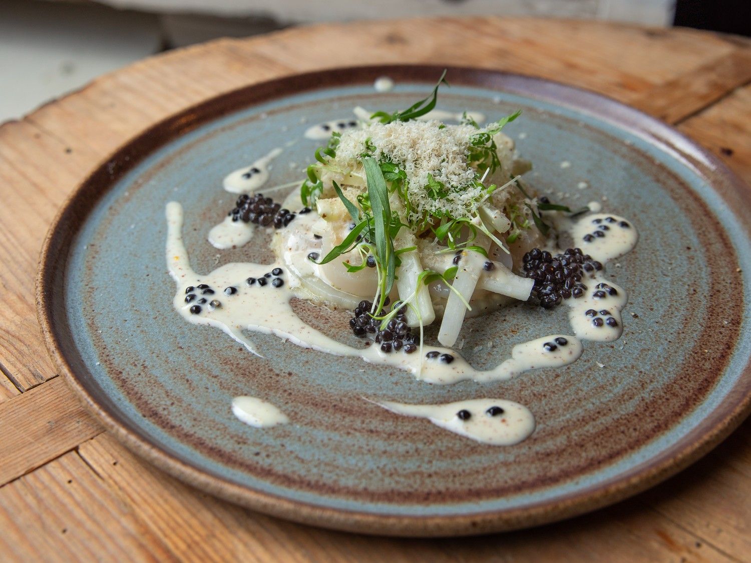 Carpaccio van coquilles met knolselder en vinaigrette met haringeitjes