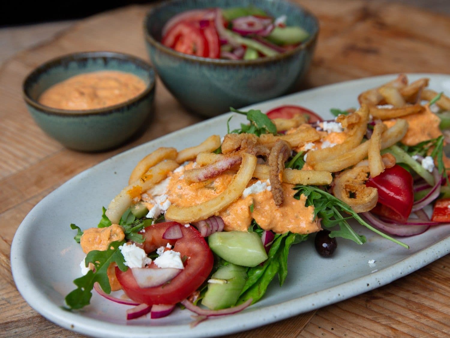 Salade met krokante inktvis en dressing met feta en paprika