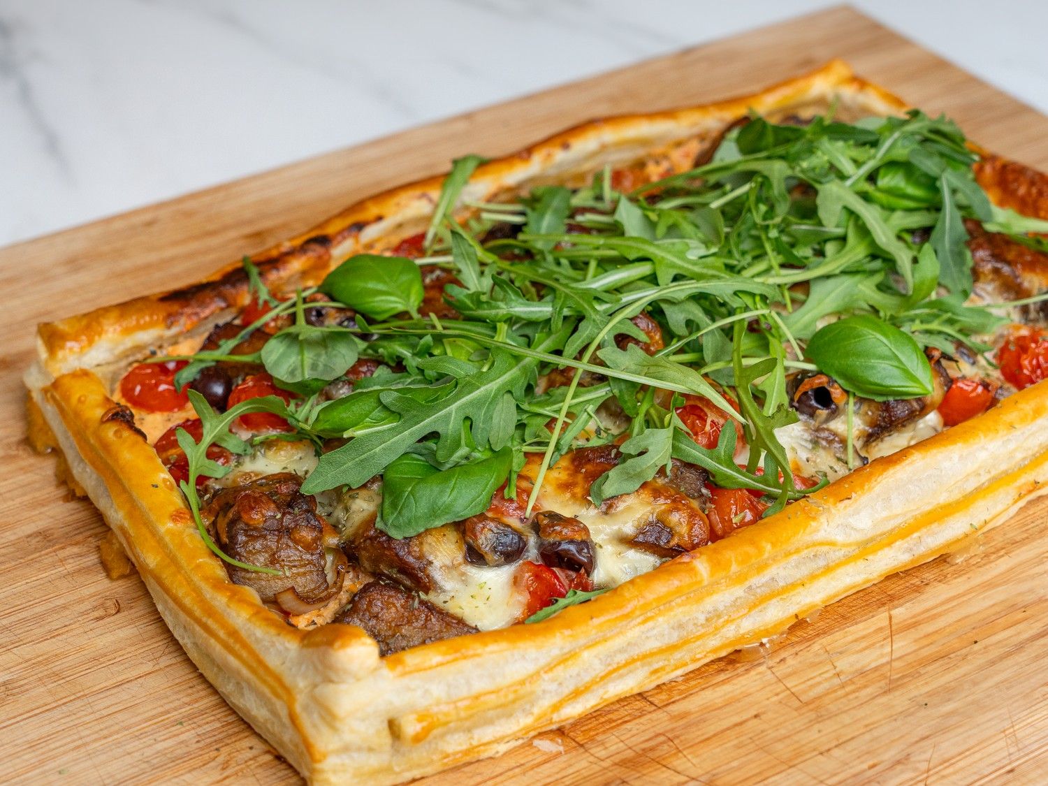 Bladerdeegtaart met aubergine, tomaat en mozzarella