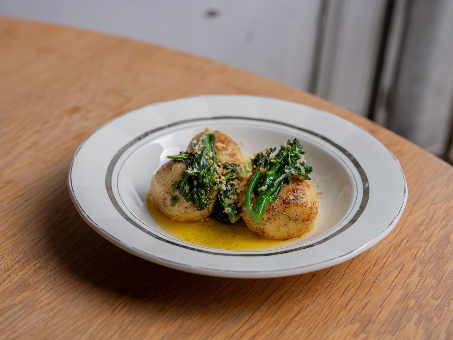 Aardappelballetjes gevuld met scamorza, botersaus met salie en broccolini