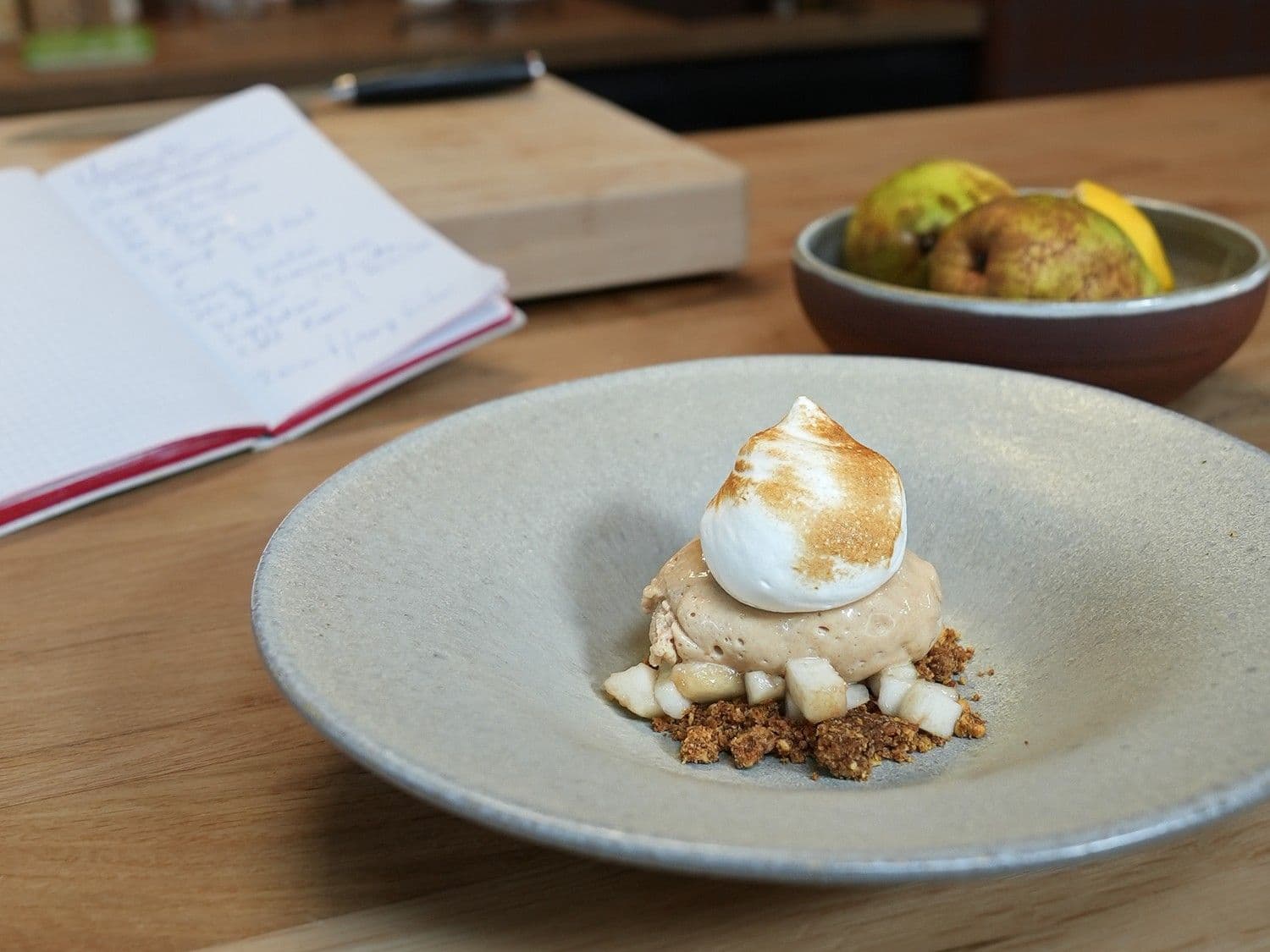 Mousse van praliné met peer, hazelnootcrumble en meringue