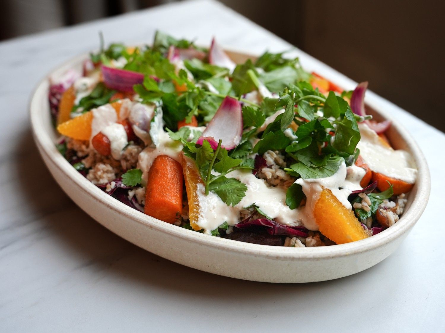 Haversalade met wortelen, sinaasappel, radicchio en tahin