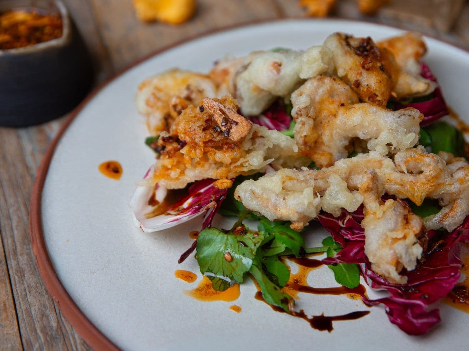 Salade met tempura van boschampignons en crispy chili olie