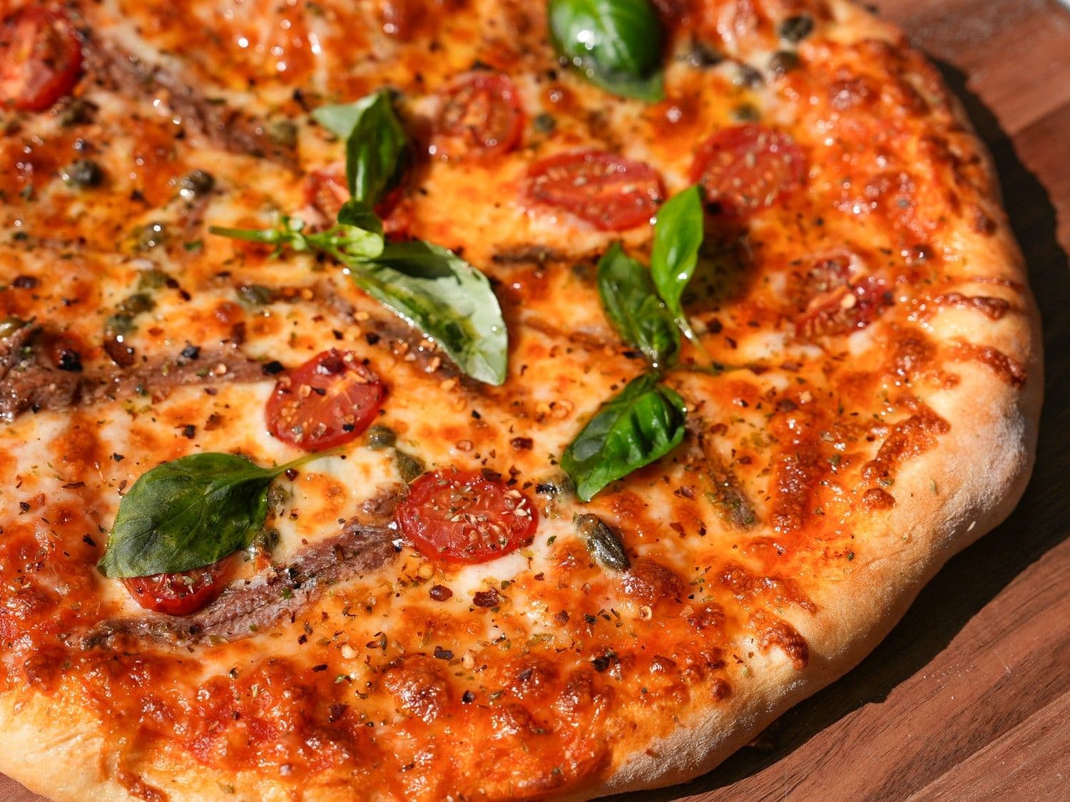 Pizza met ansjovis en kappertjes