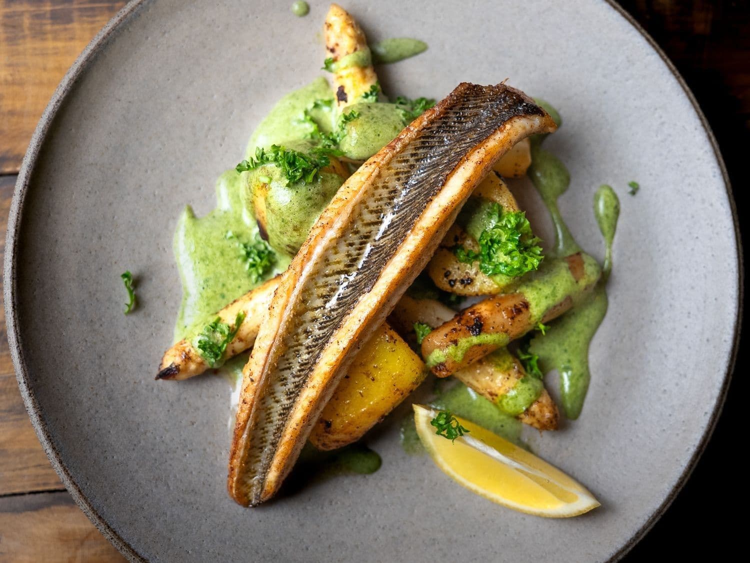 Pieterman met aardappelen, asperges en hollandaisesaus met daslook