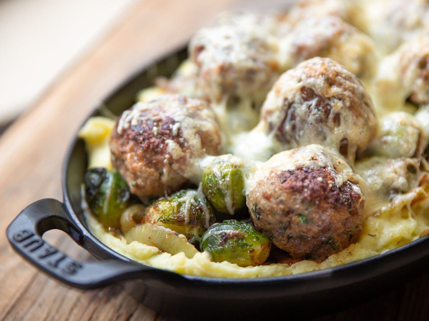 Ovenschotel met puree, spruitjes en gehaktballen