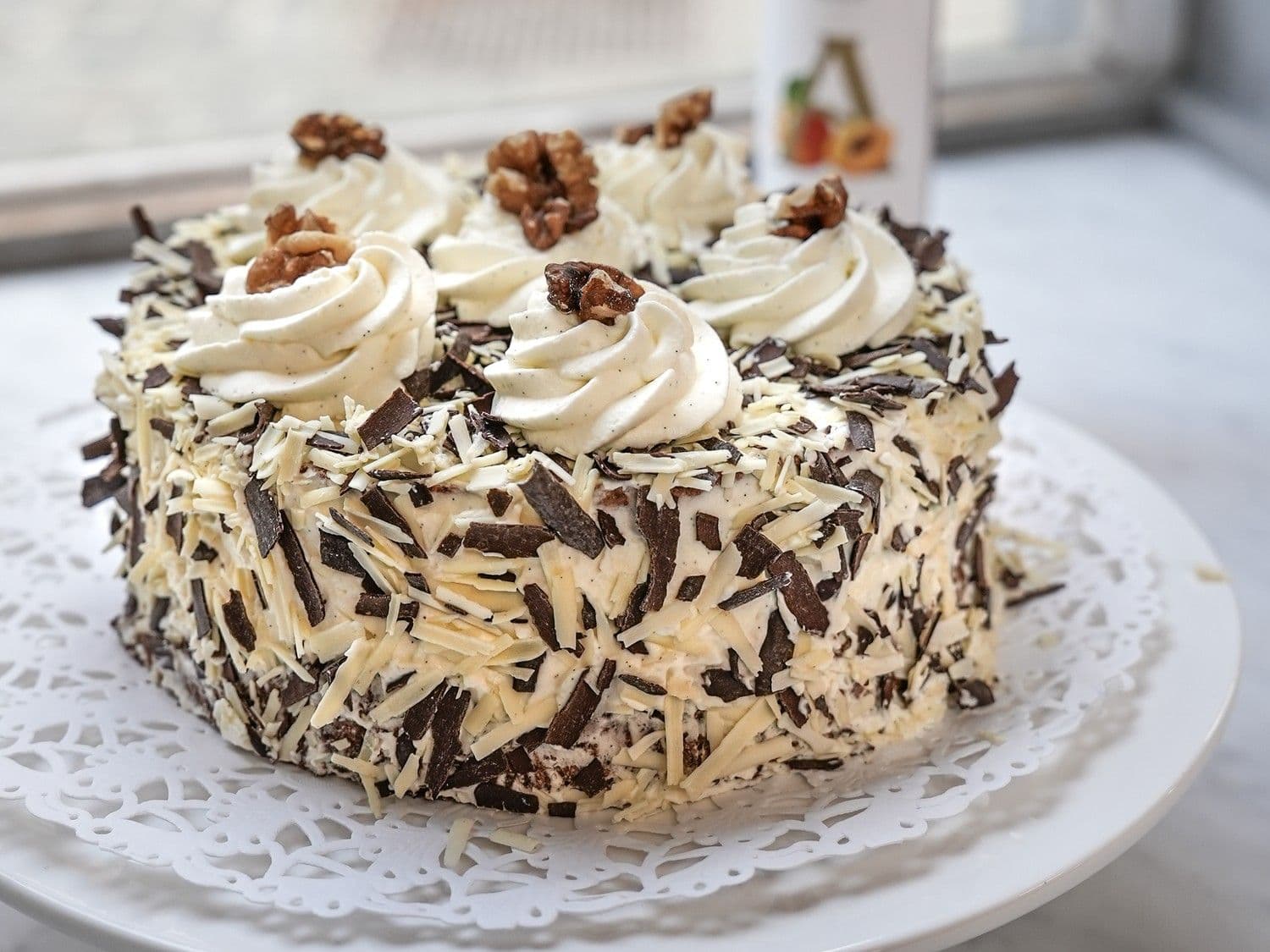 Walnotenbiscuit met slagroom en chocoladeschilfers