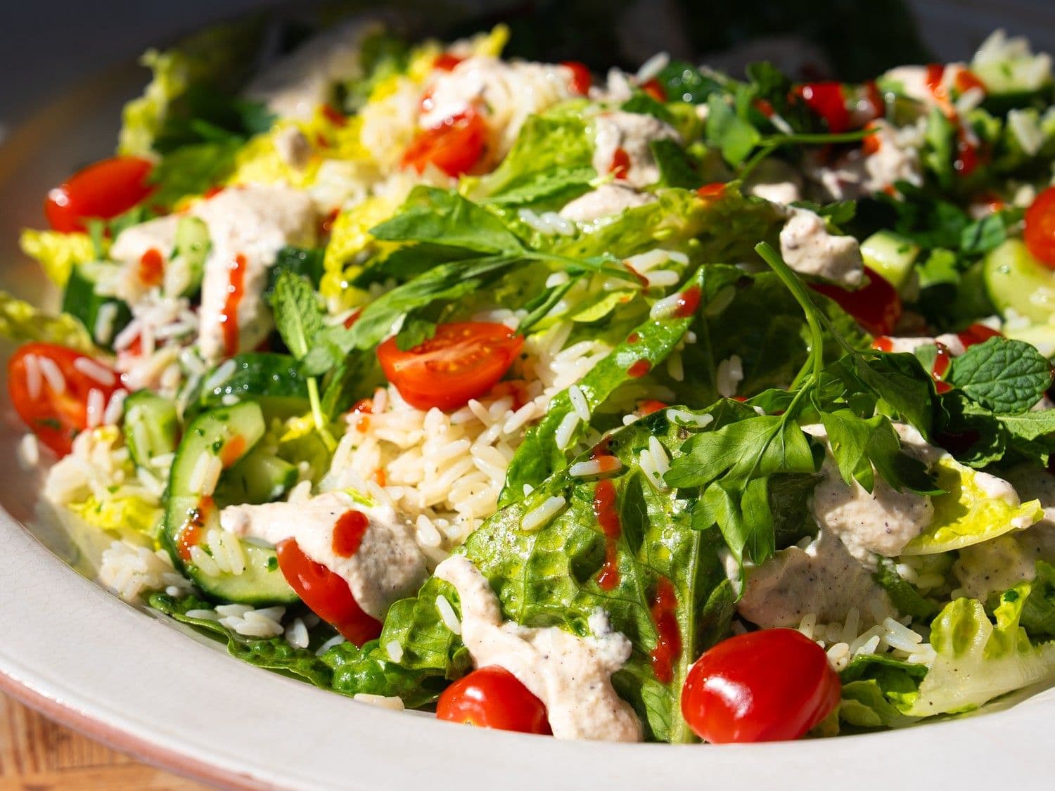 Rijstsalade met gemarineerde komkommer en aubergineyoghurt