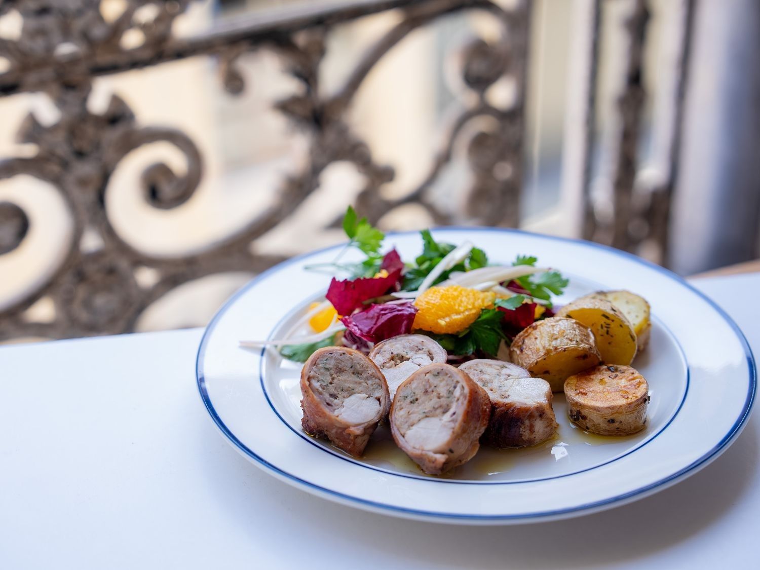 Rollade van konijn met geroosterde aardappelen en radicchiosalade met sinaasappel