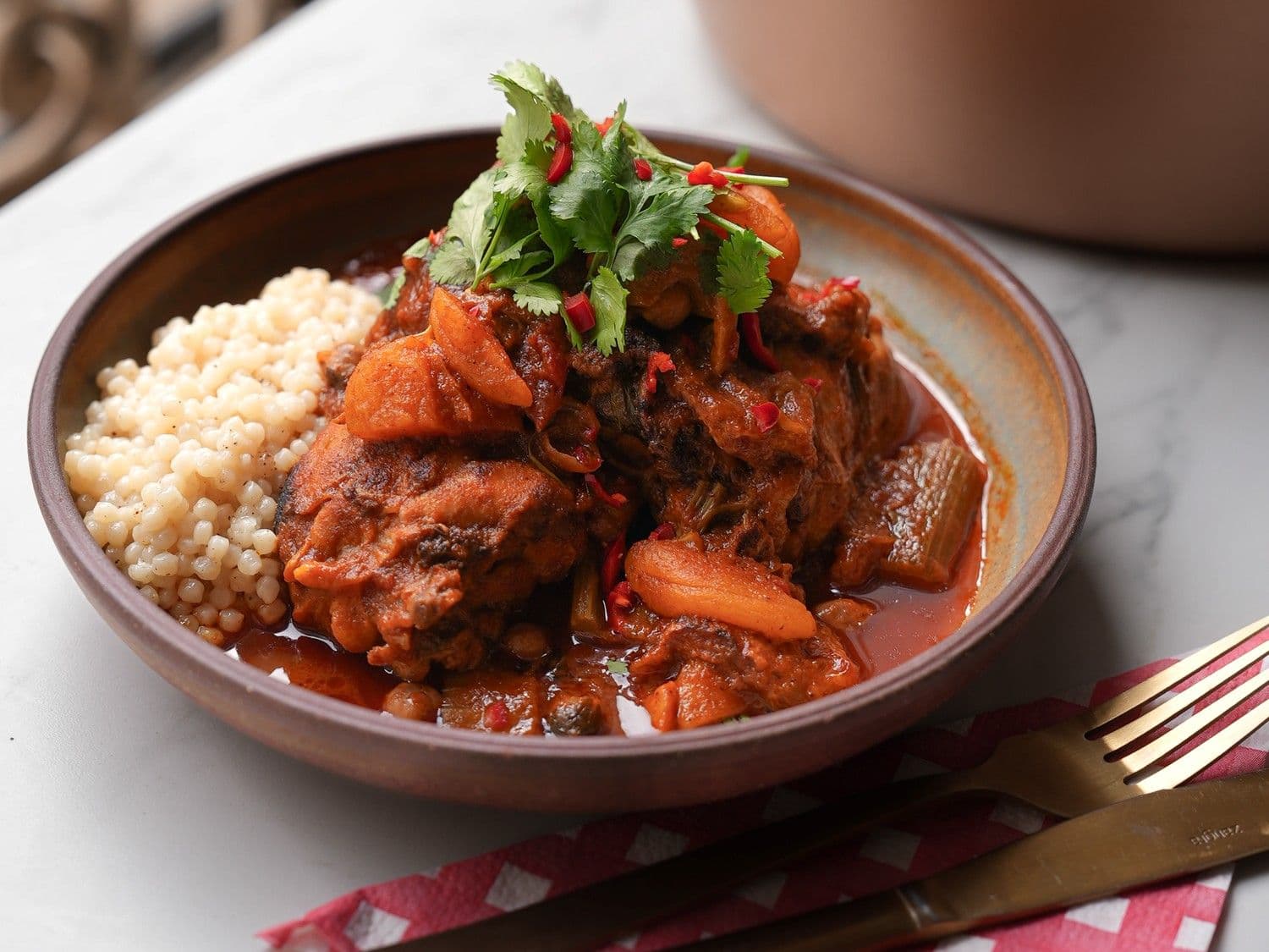 Marokkaanse kippenbouten met parelcouscous