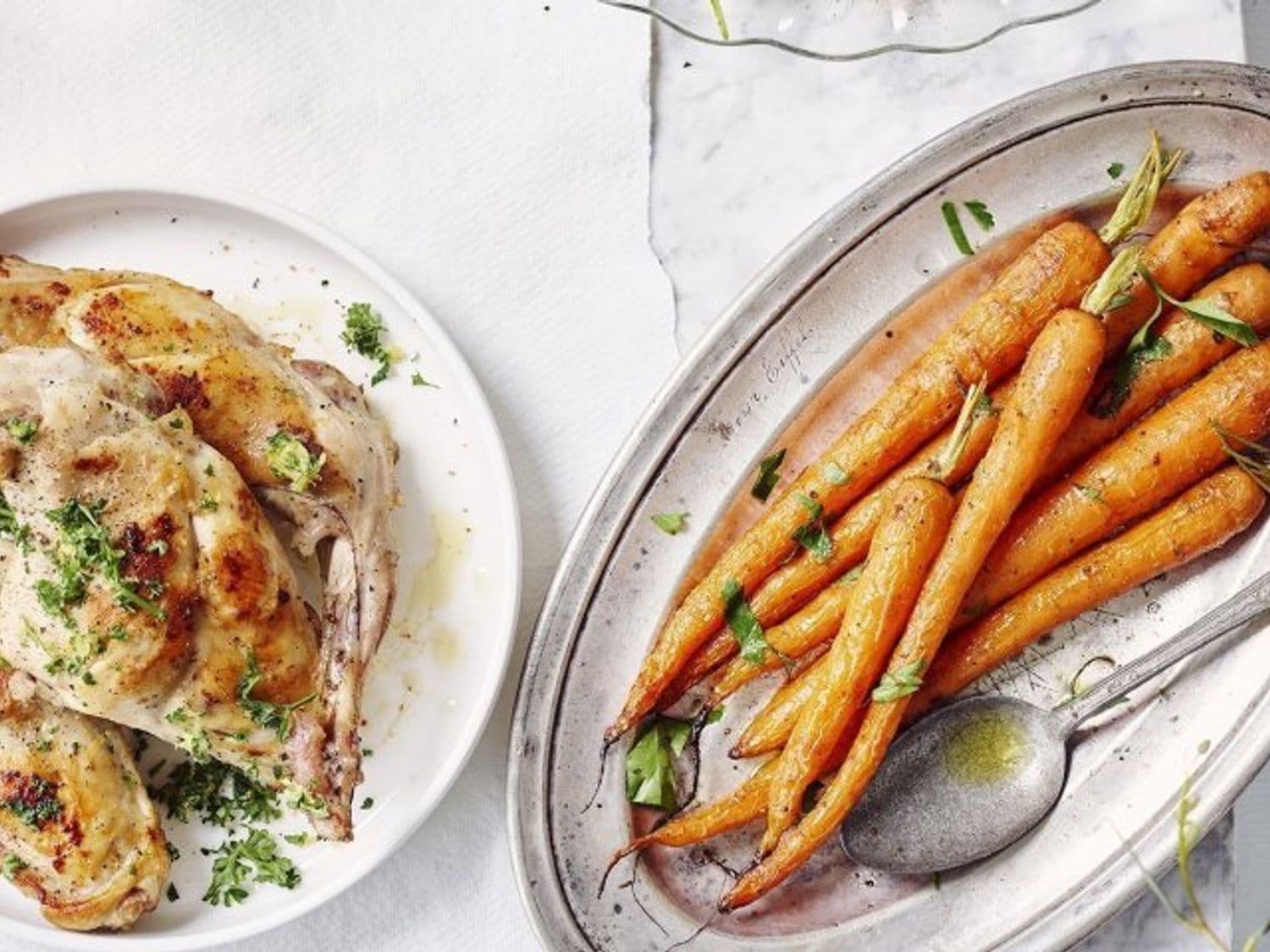 Konijnenbouten met gremolata, wortelen en parelcouscous